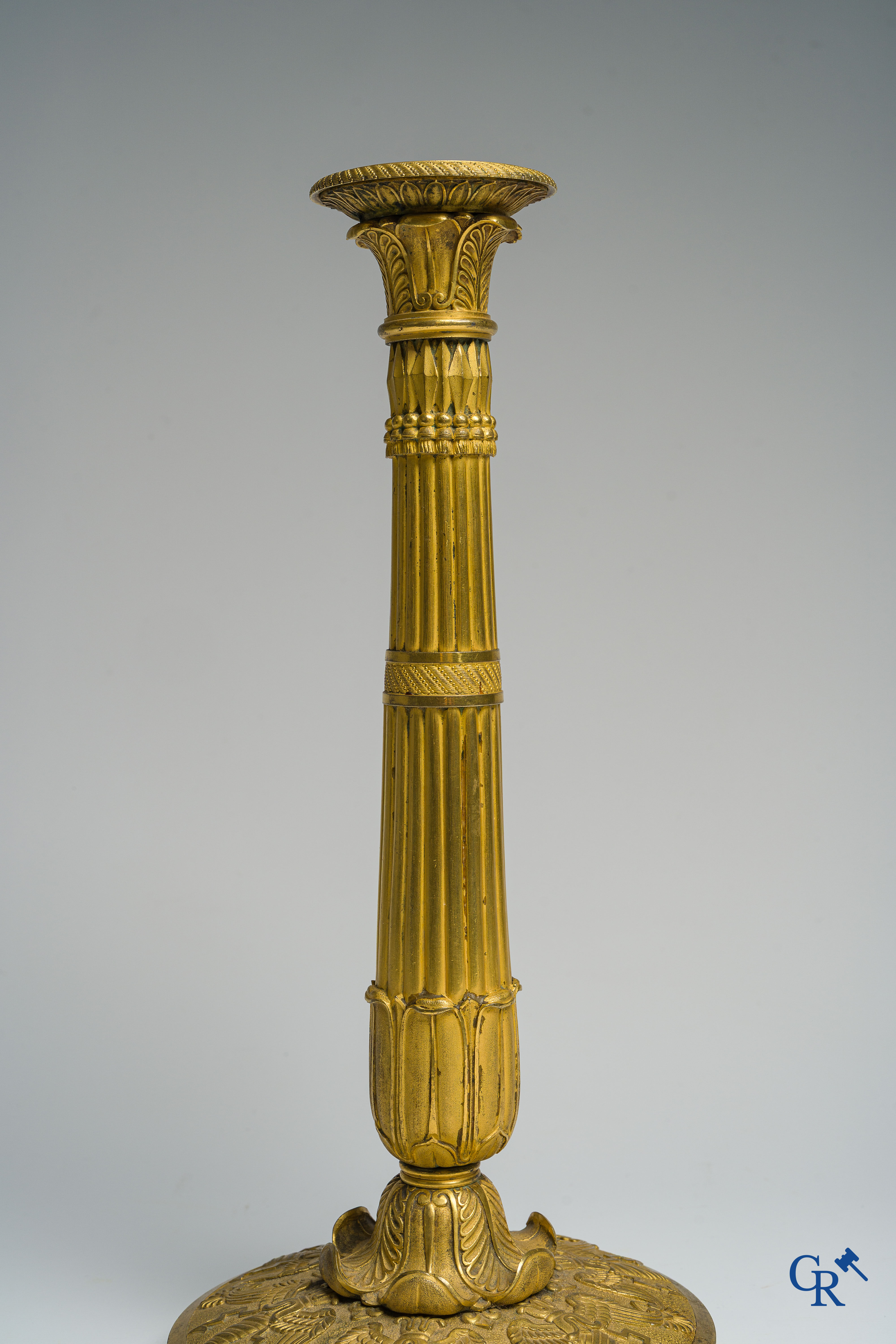 Empire tijdperk. Uitzonderlijke en grote kandelaar in fijn geciseleerd en verguld brons. Frankrijk, circa 1810.