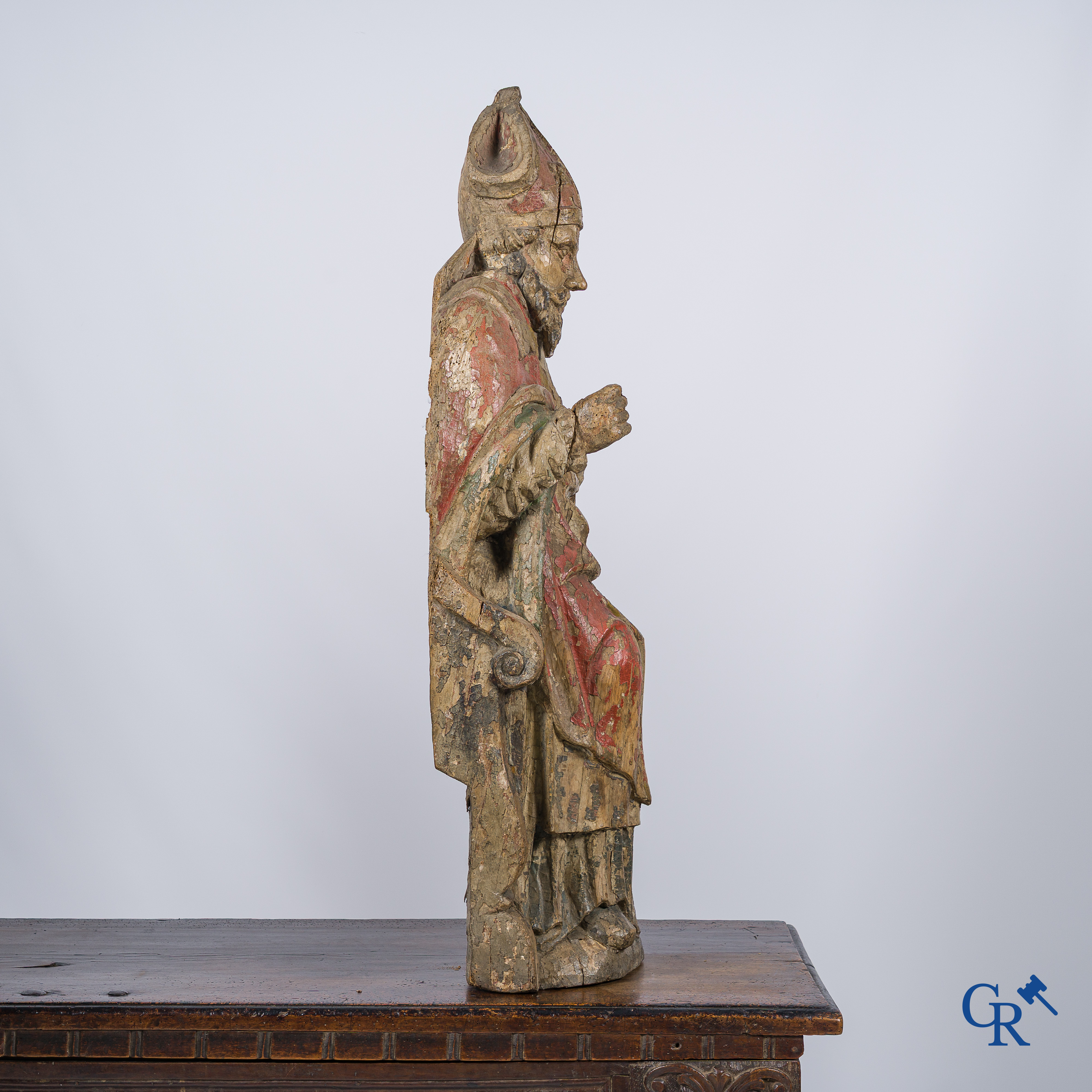 Grote voorstelling van een bisschop in cathedra. Gesculpteerd en gepolychromeerd lindenhout. 17e eeuw.