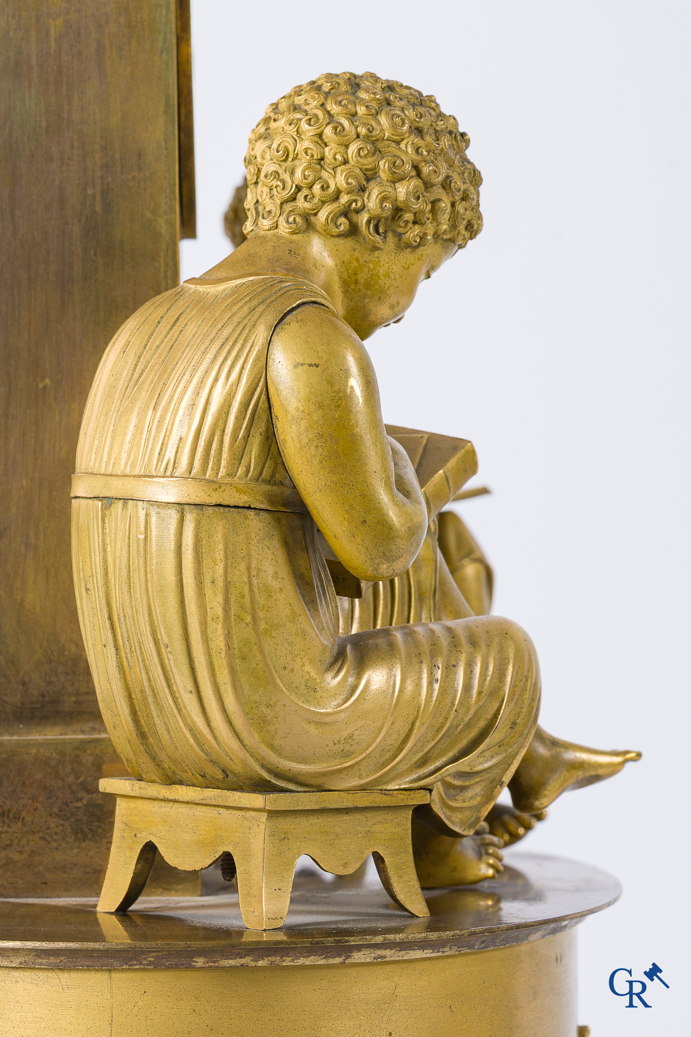 Pendule in fijn geciseleerd en verguld brons. "La lecture" Frankrijk, Restauratie periode, 1ste kwart 19e eeuw.