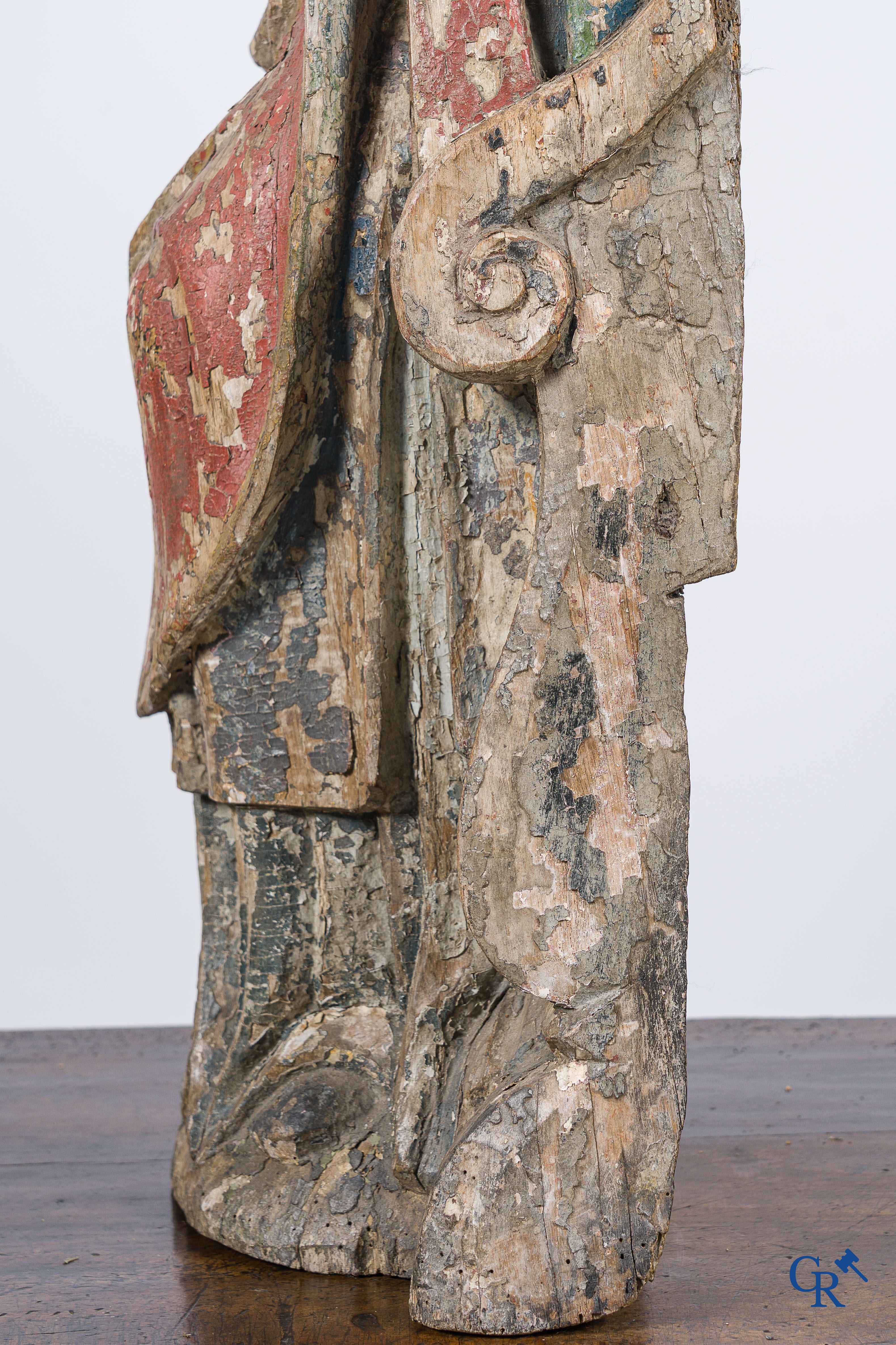 Grote voorstelling van een bisschop in cathedra. Gesculpteerd en gepolychromeerd lindenhout. 17e eeuw.