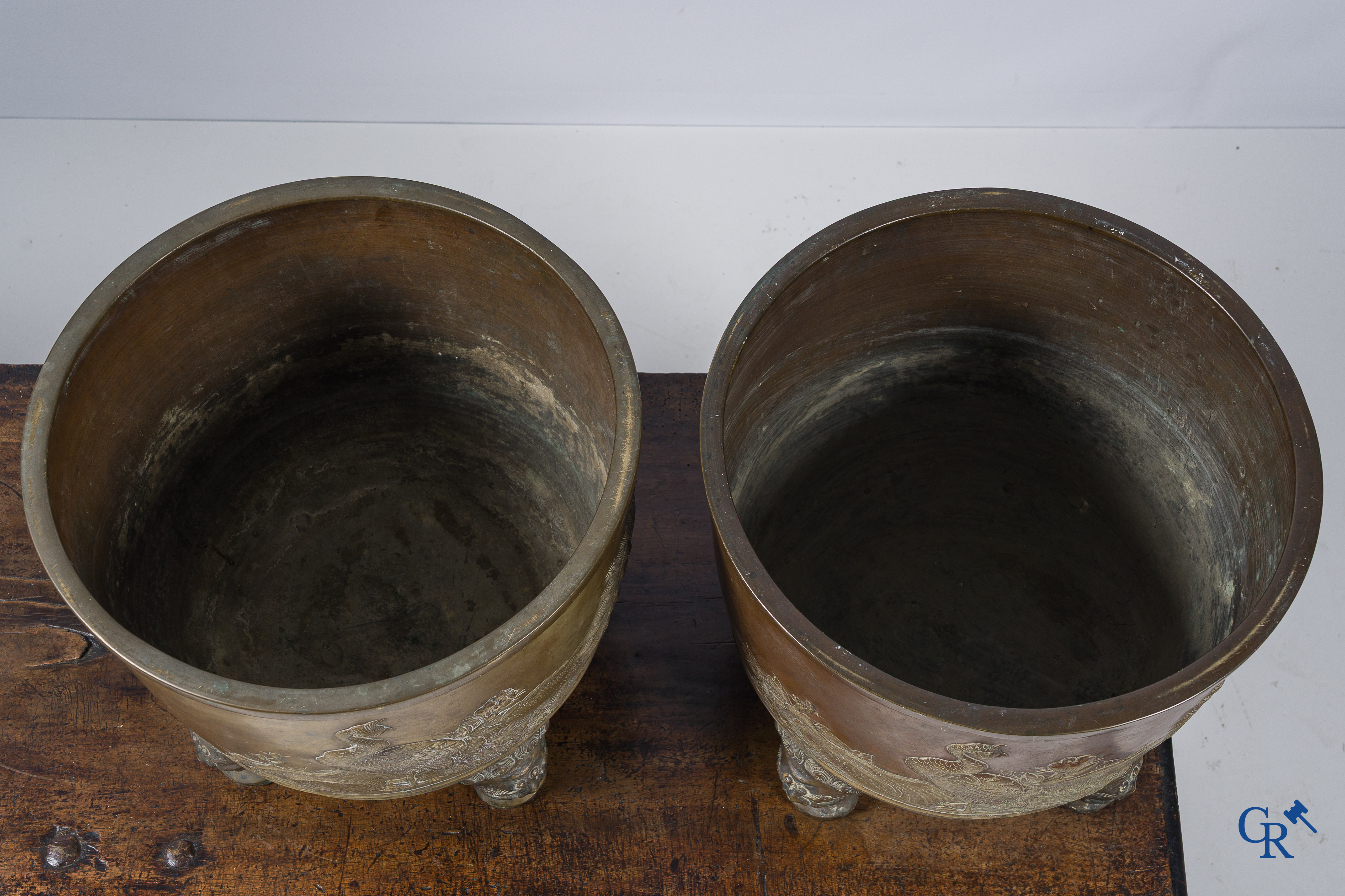 Aziatica. Japan. 2 grote Japanse bronzen cache-pots of jardinières. Decor van pauwen. 19e eeuw.