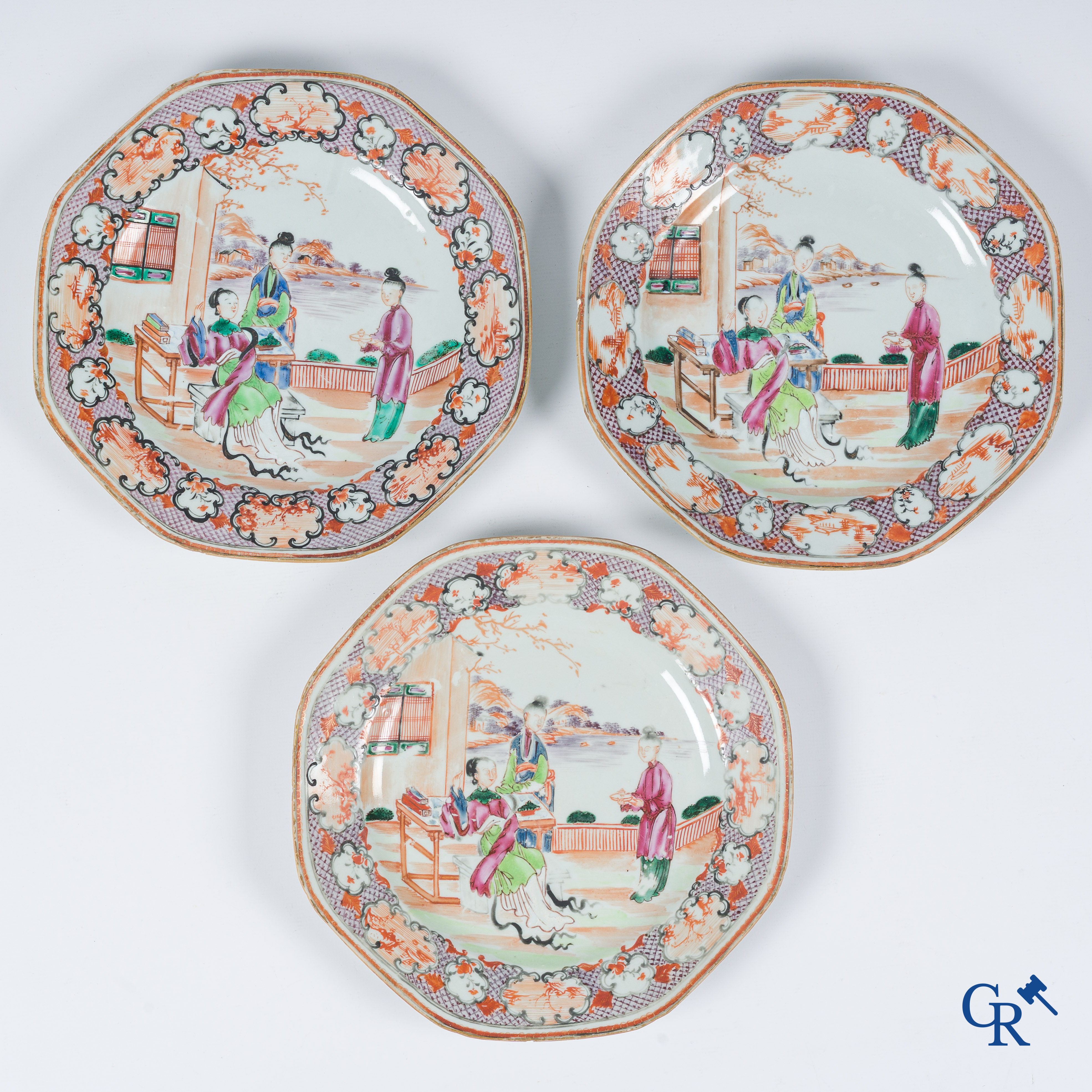 Aziatica. Chinees porselein. 6 octagonale Chinese export porselein borden met mandarijn decor. Qianlong periode.