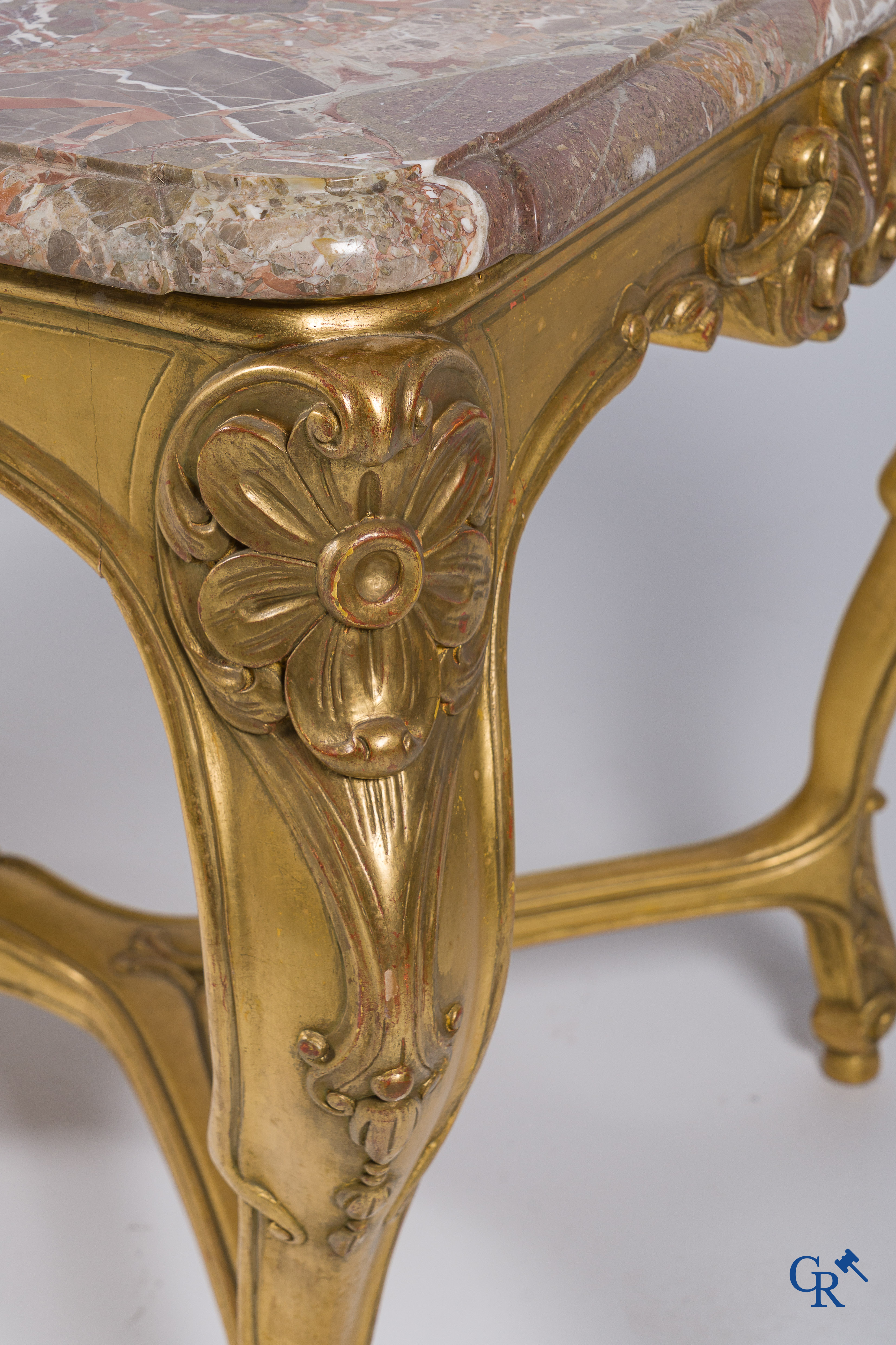 Hout gesculpteerde en vergulde console tafel met marmer bovenblad. LXV-stijl.