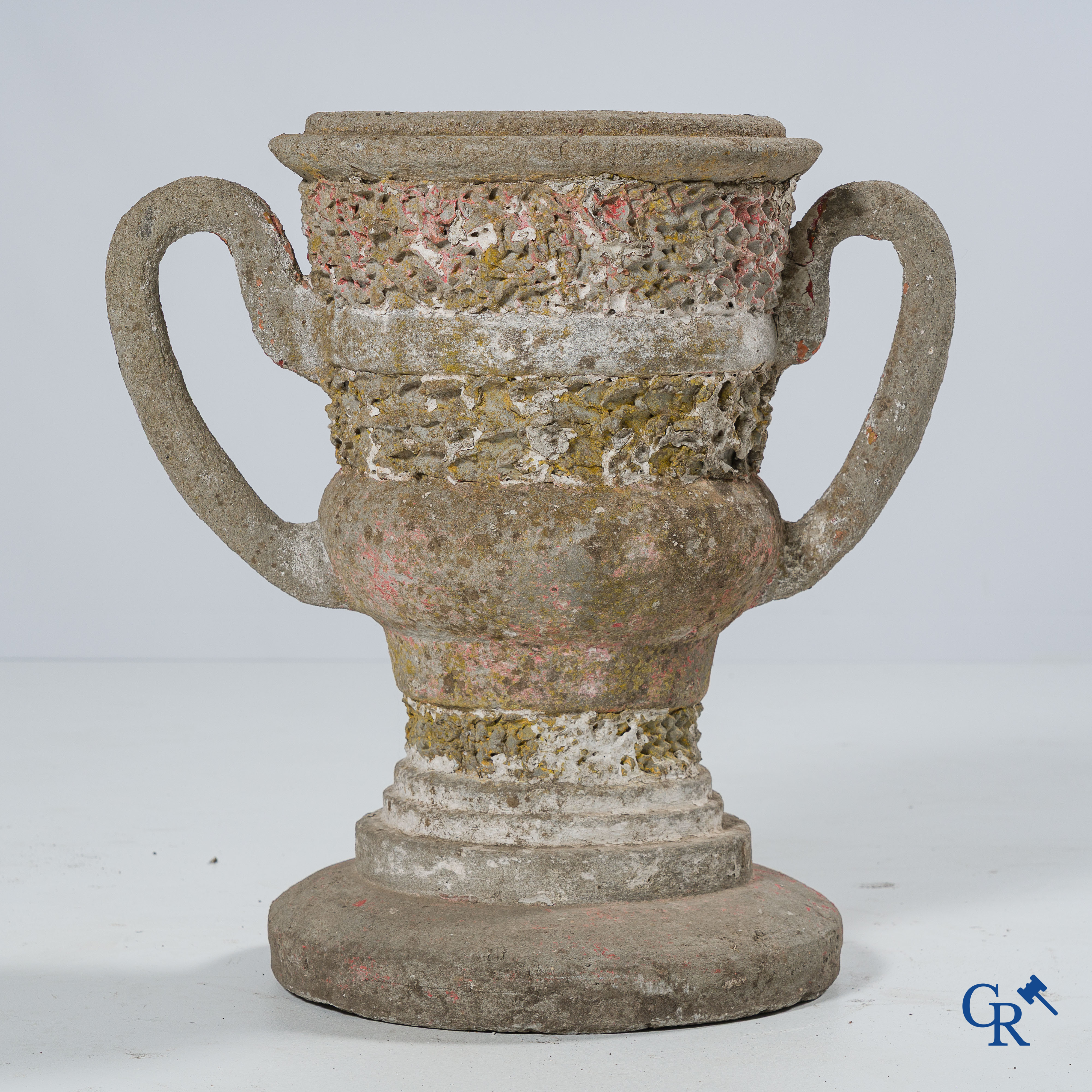 Tuindecoratie. Een decoratieve tuinvaas in beschilderd beton. Circa 1930.
