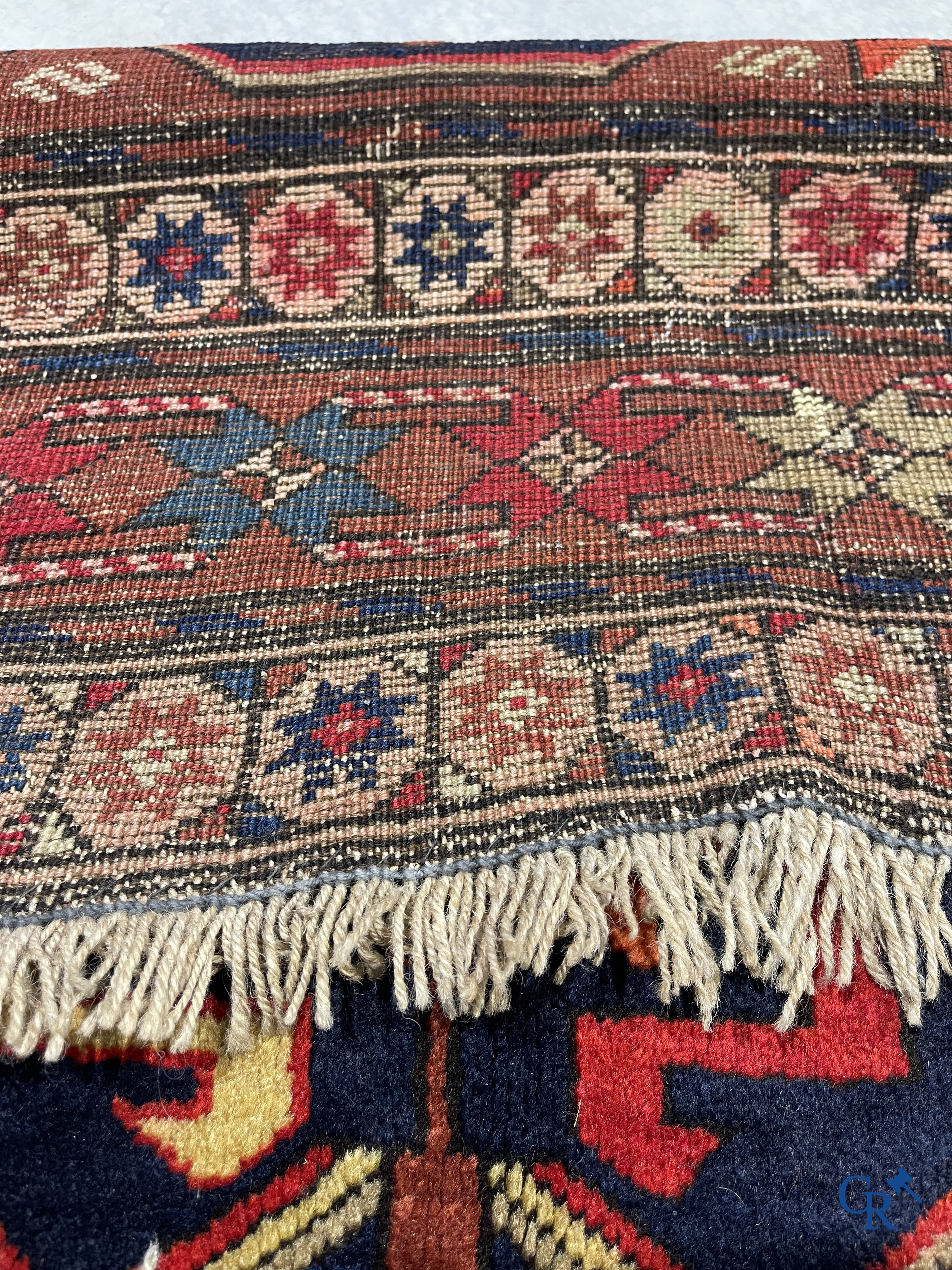 Oosterse tapijten. Antiek handgeknoopt Perzisch tapijt met inscripties. Kazak.