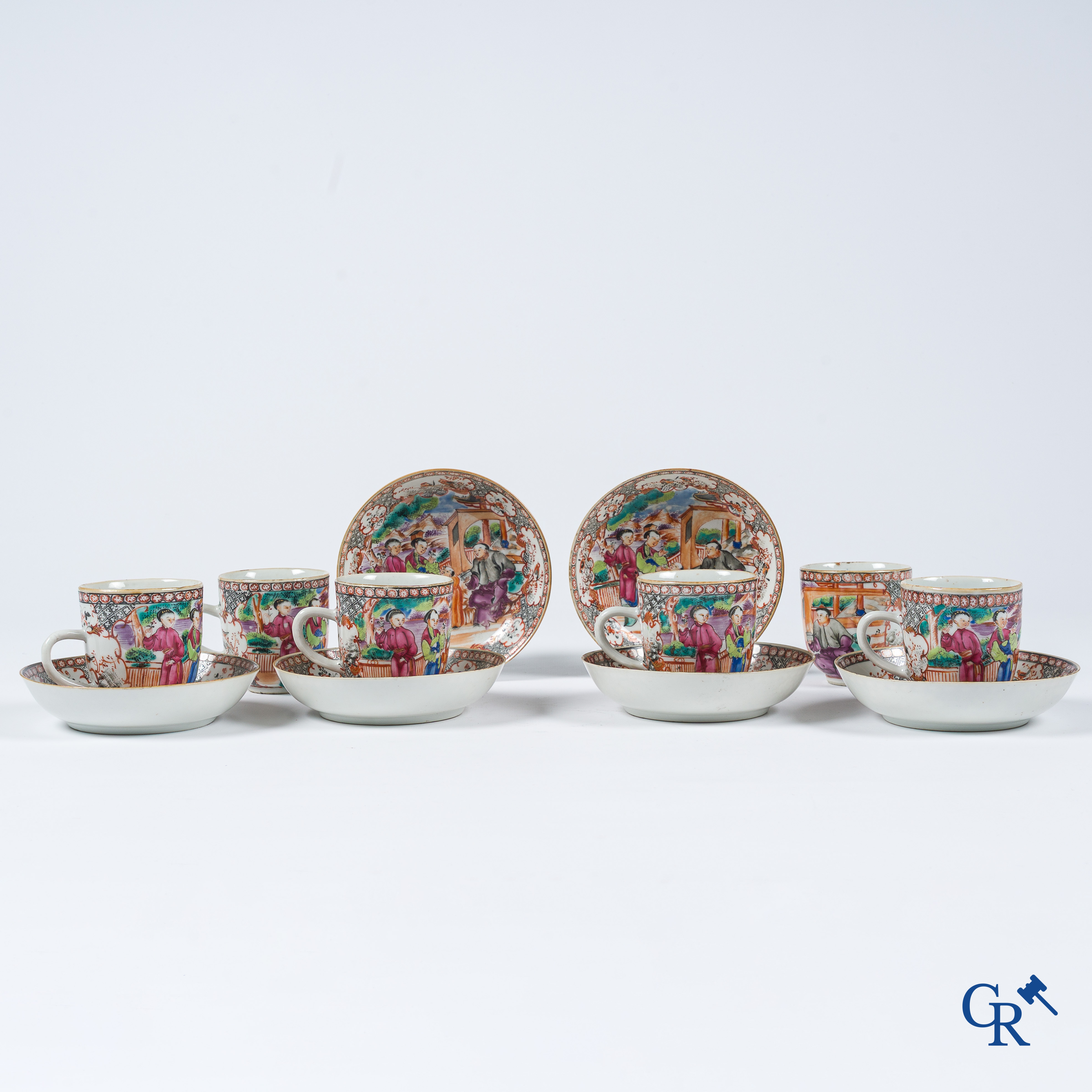 Aziatica. Chinees porselein. Reeks van 6 kopjes en schoteltjes in Chinees export porselein met Mandarijn decor.