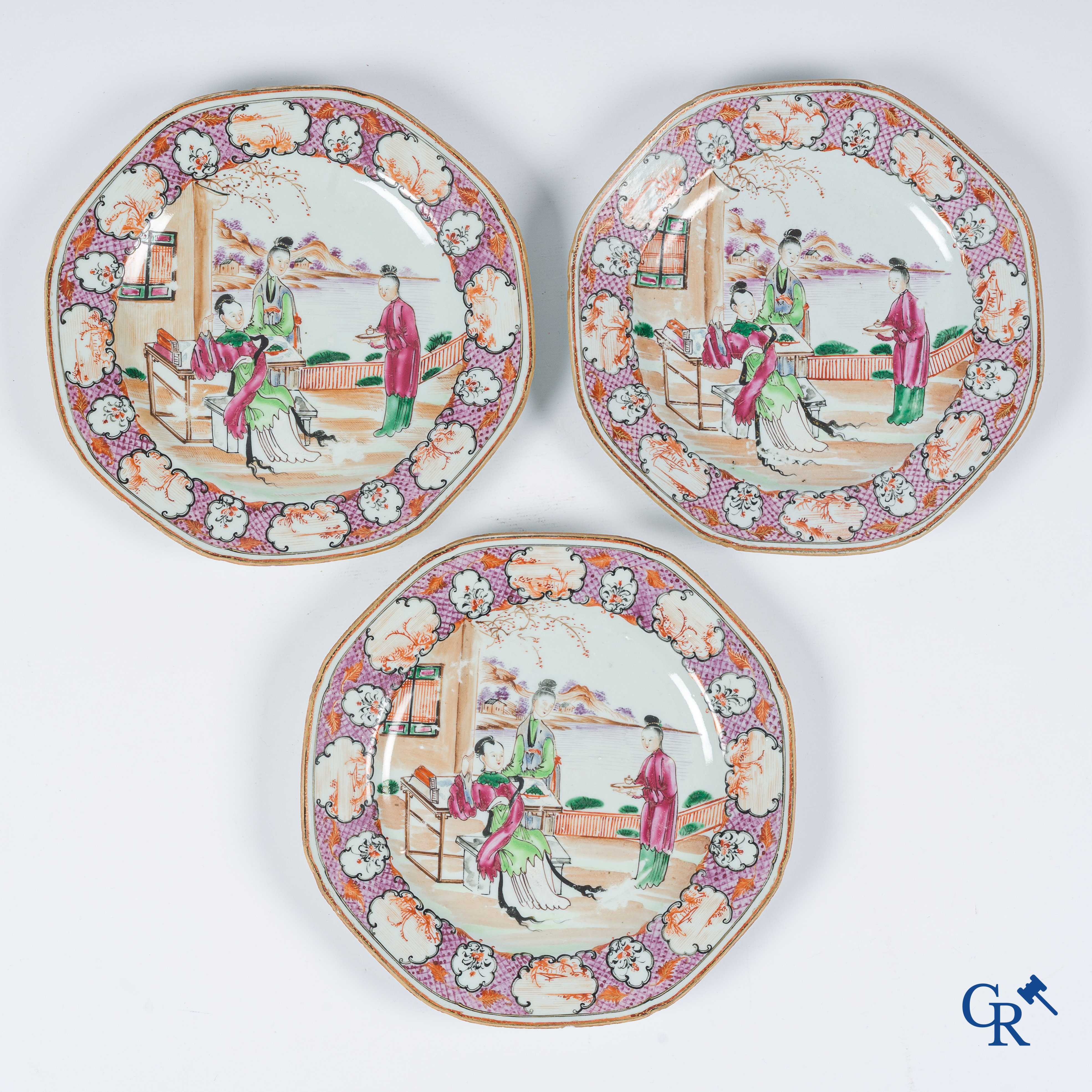 Aziatica. Chinees porselein. 6 octagonale Chinese export porselein borden met mandarijn decor. Qianlong periode.