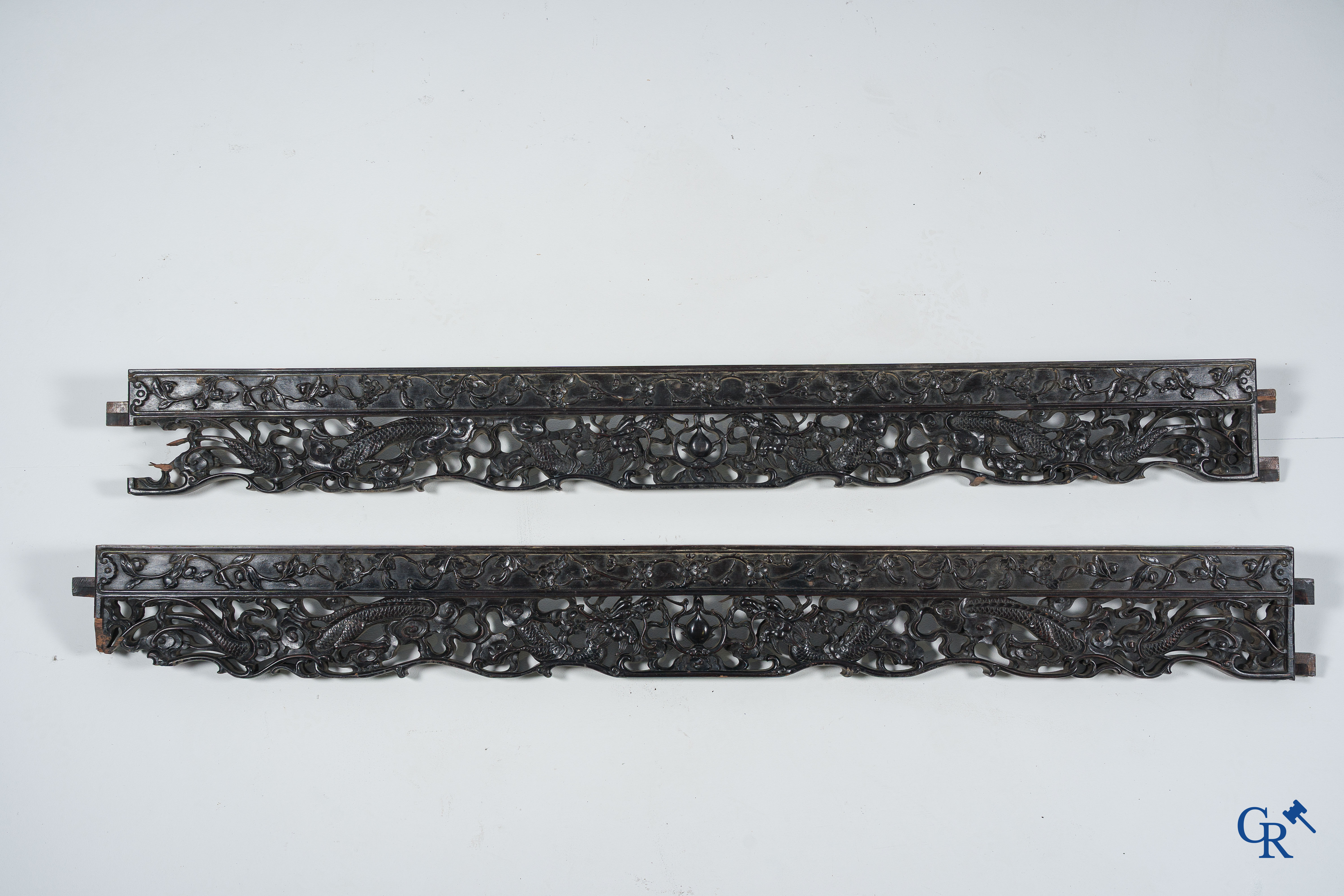 Aziatica. China. Imposante gesculpteerde Hongmu draken tafel. Qing Dynastie.