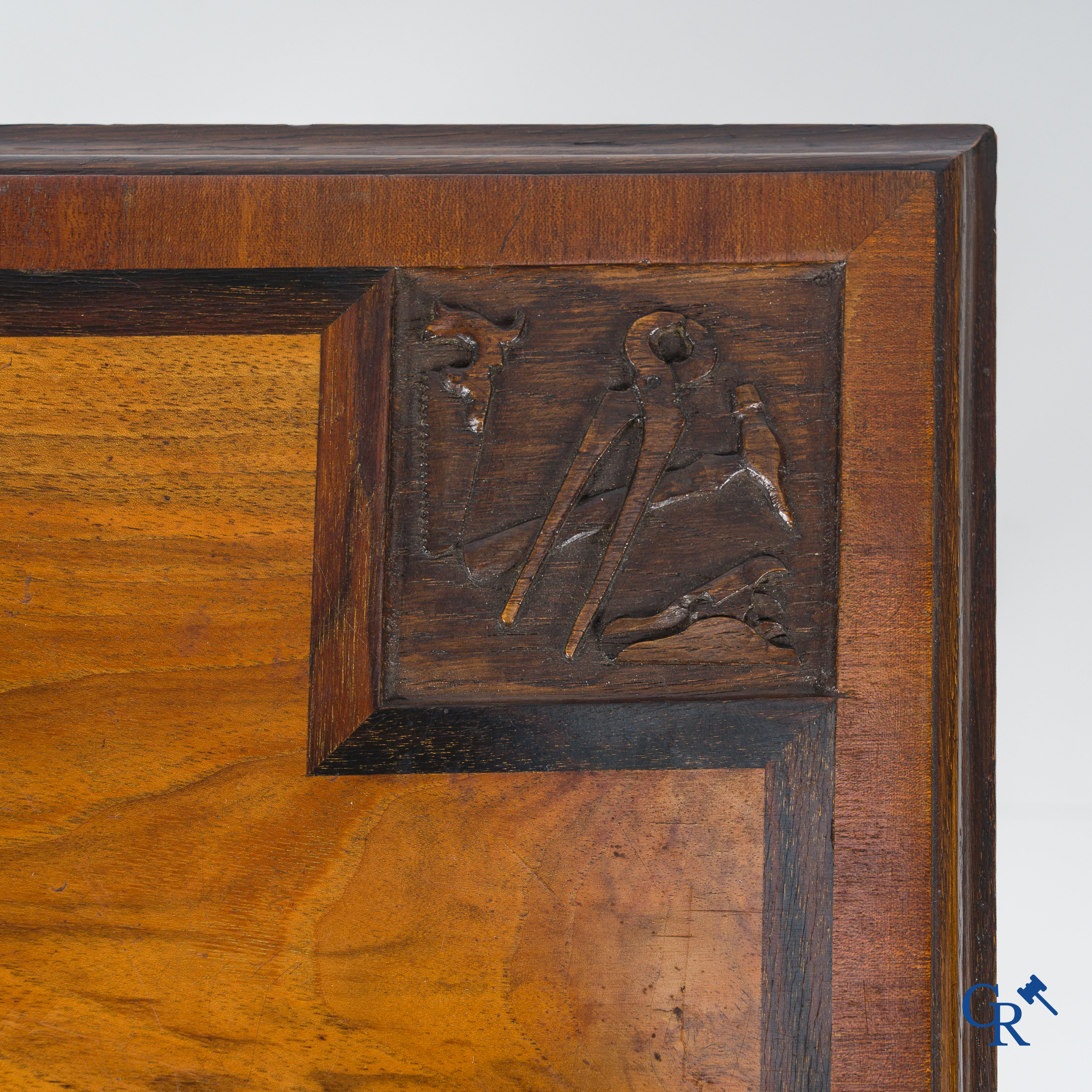 Picanol, Ieper. Uitzonderlijke tafel met taferelen van weefgetouwen, ambachten en wapenschilden. Augustus 1946.
