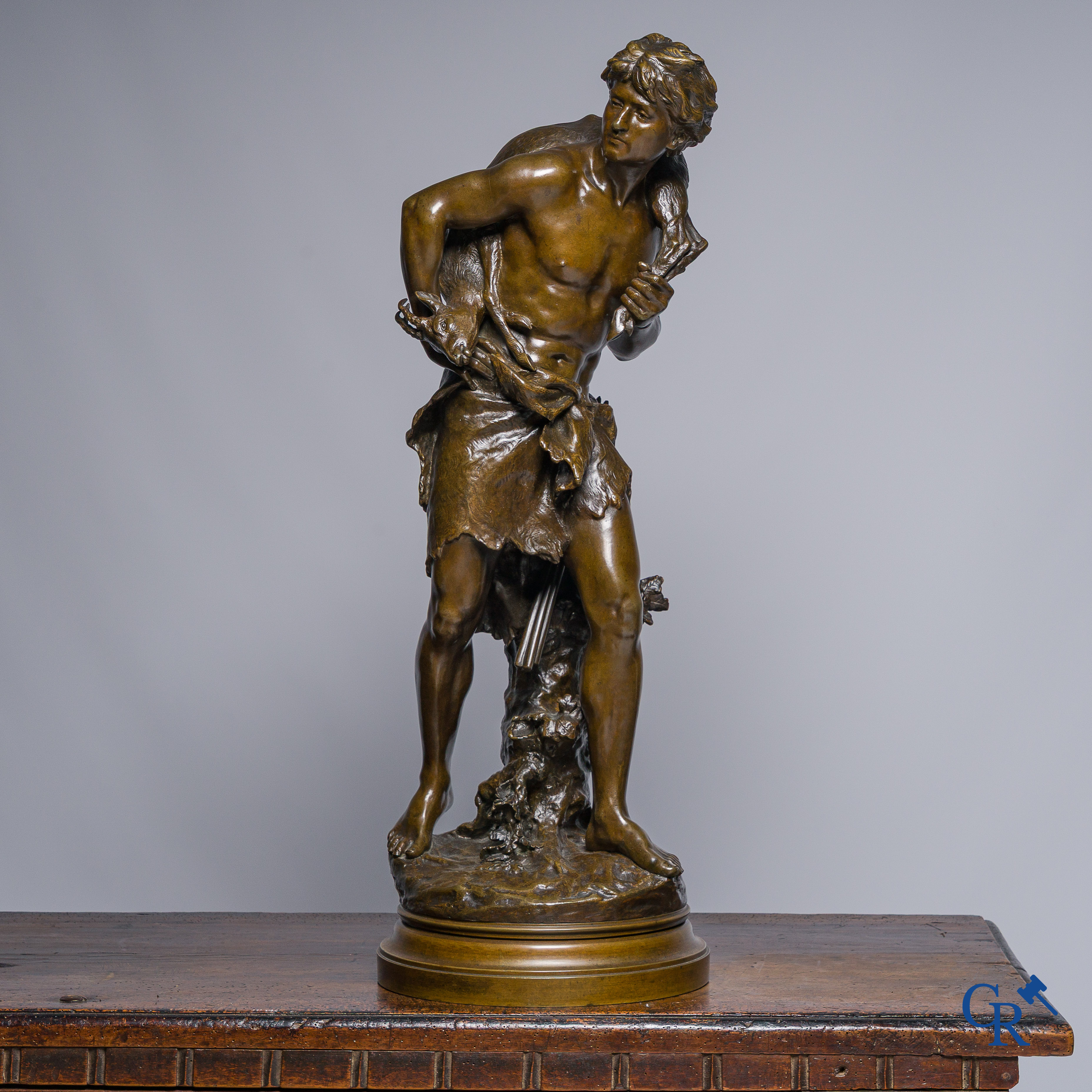 Mathurin Moreau. "Le Chasseur" Bronzen beeld op draaisokkel. Gieterijstempel H.V. Médaille d'Or. Exposition Paris 1900.