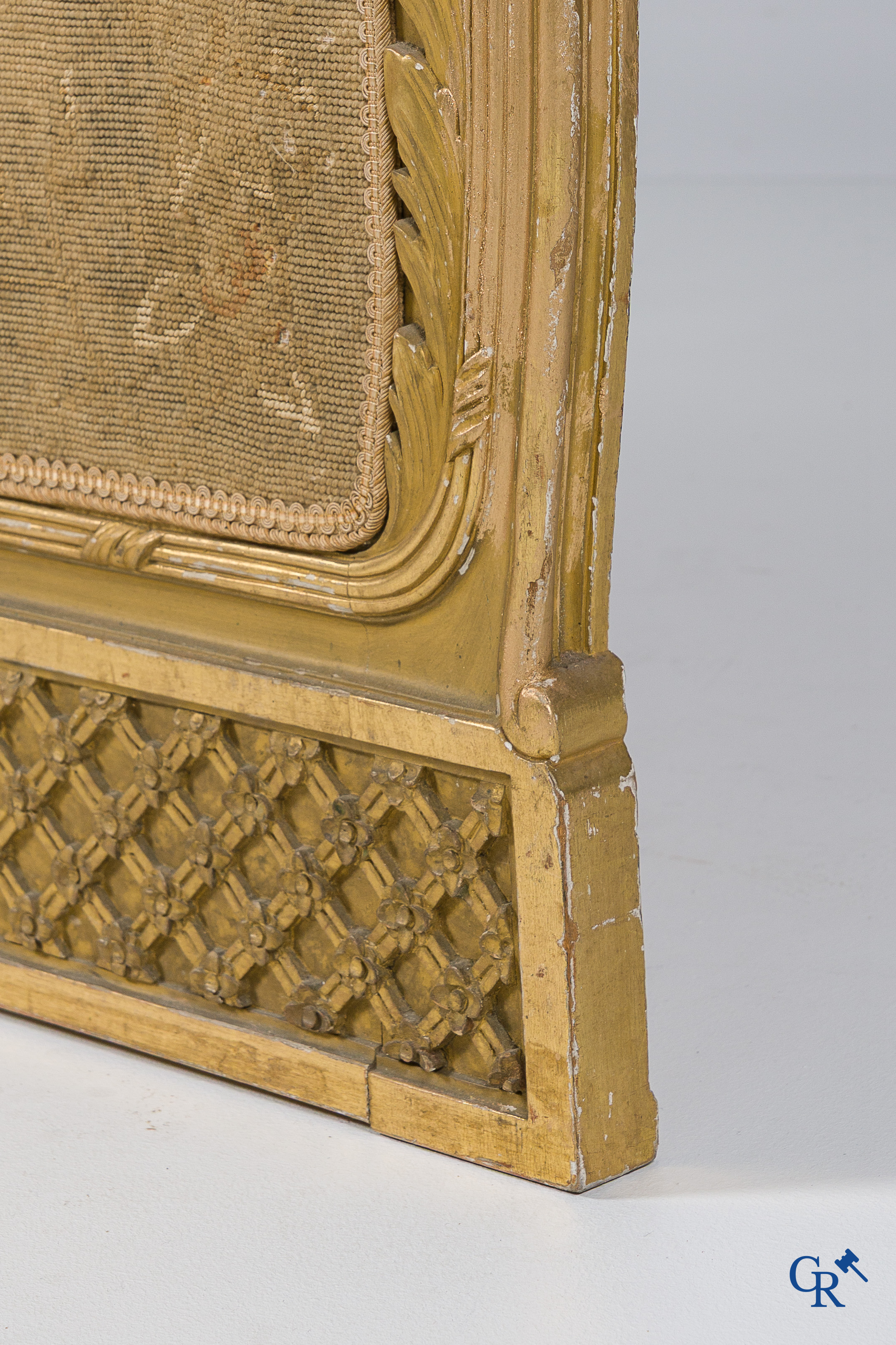 3-piece room divider in finely carved and gilded wood decorated with broderie. LXV style, circa 1900.