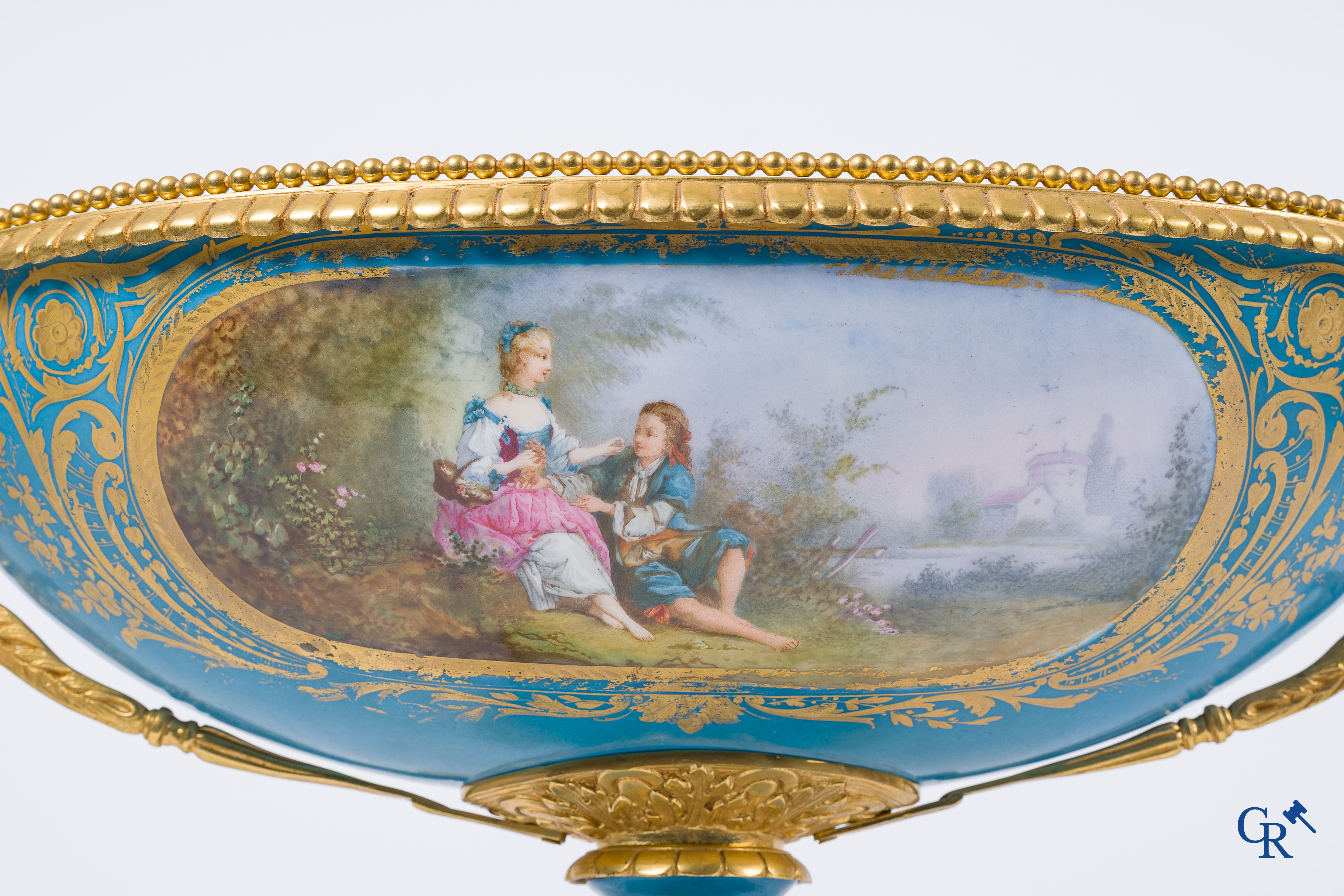 Sèvres. Imposante milieu de table in Sèvres porselein met vergulde bronzen monturen. LXVI-stijl, circa 1900.