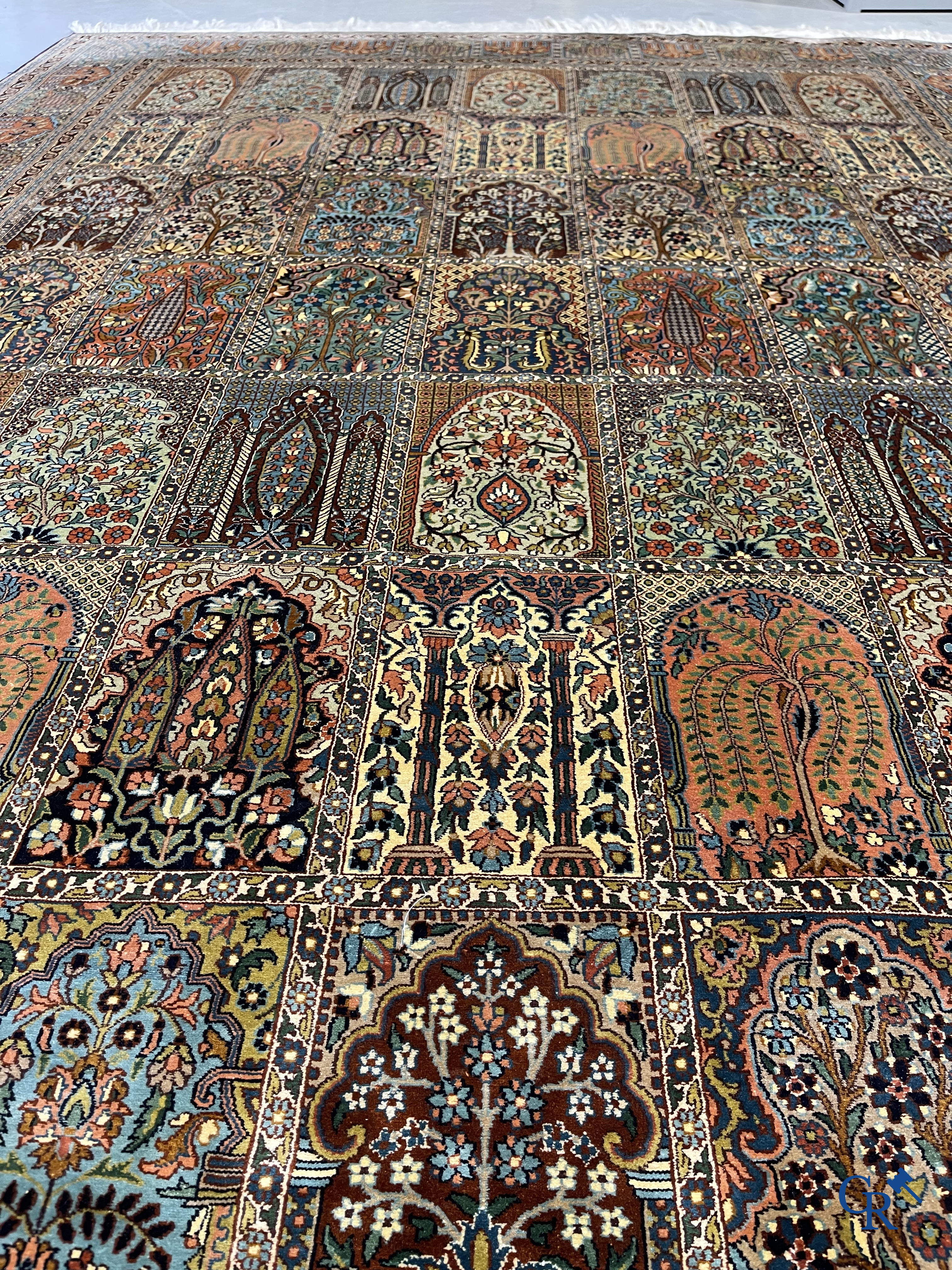 Oosterse tapijten. Uitzonderlijk zijden Khesti "garden design" tapijt. Kashmir.