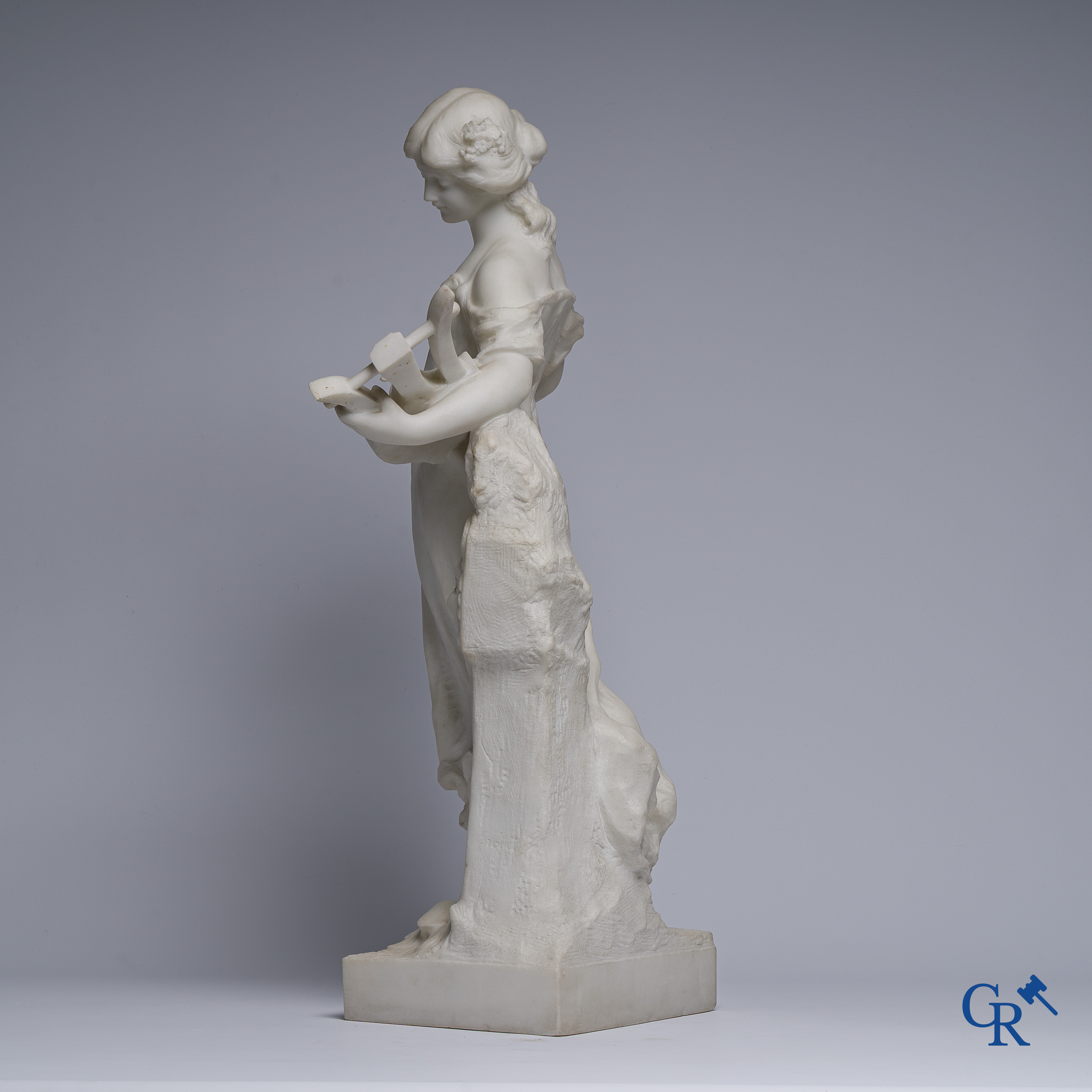 Edouard Drouot (1859-1945) Voorstelling van een jongedame met lier in gebeeldhouwd Carrara marmer. Circa 1900.