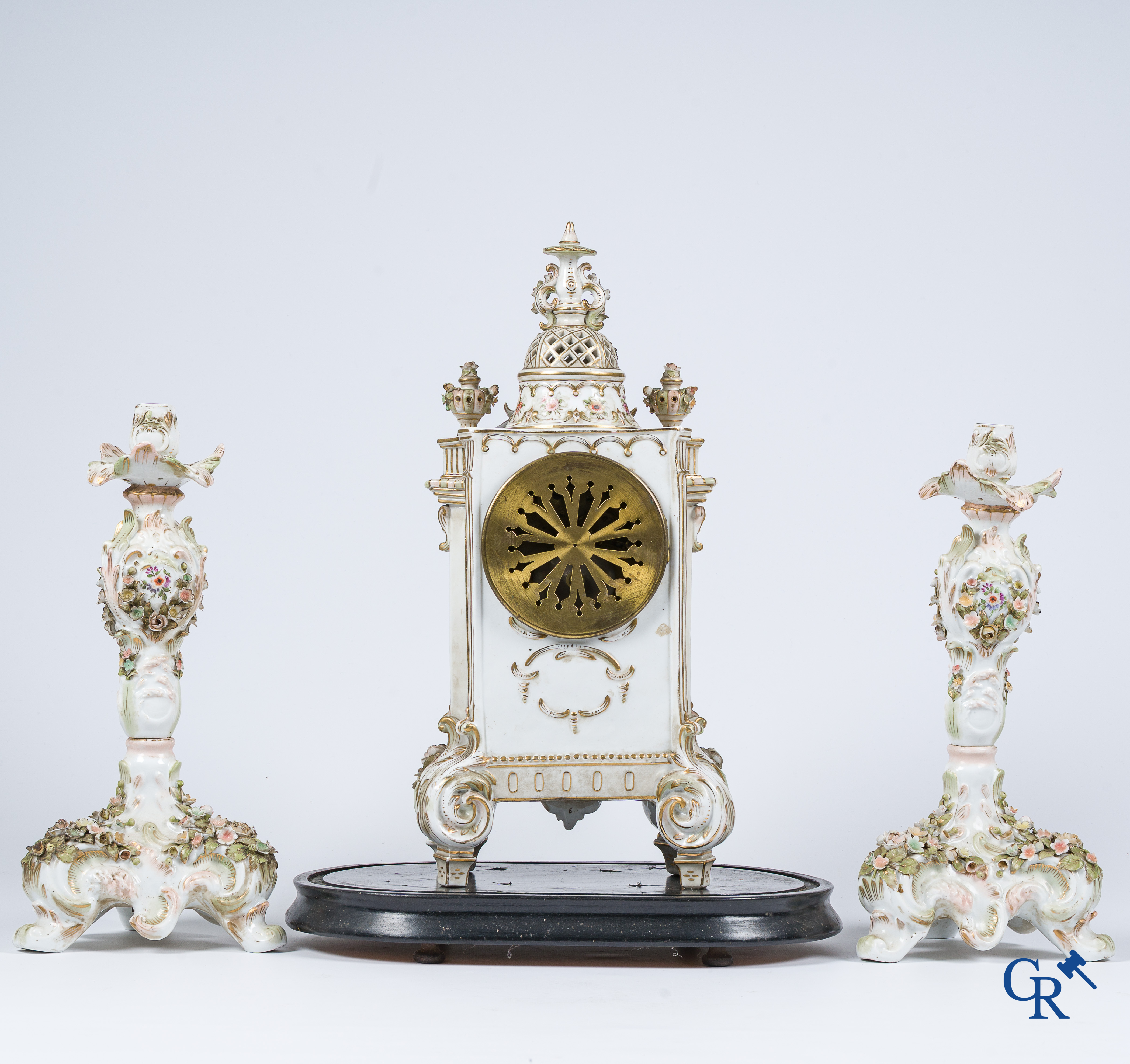 3 Delig klokstel in fijn gedecoreerd en gepolychromeerd Duits porselein in de stijl van Meissen. Circa 1900.