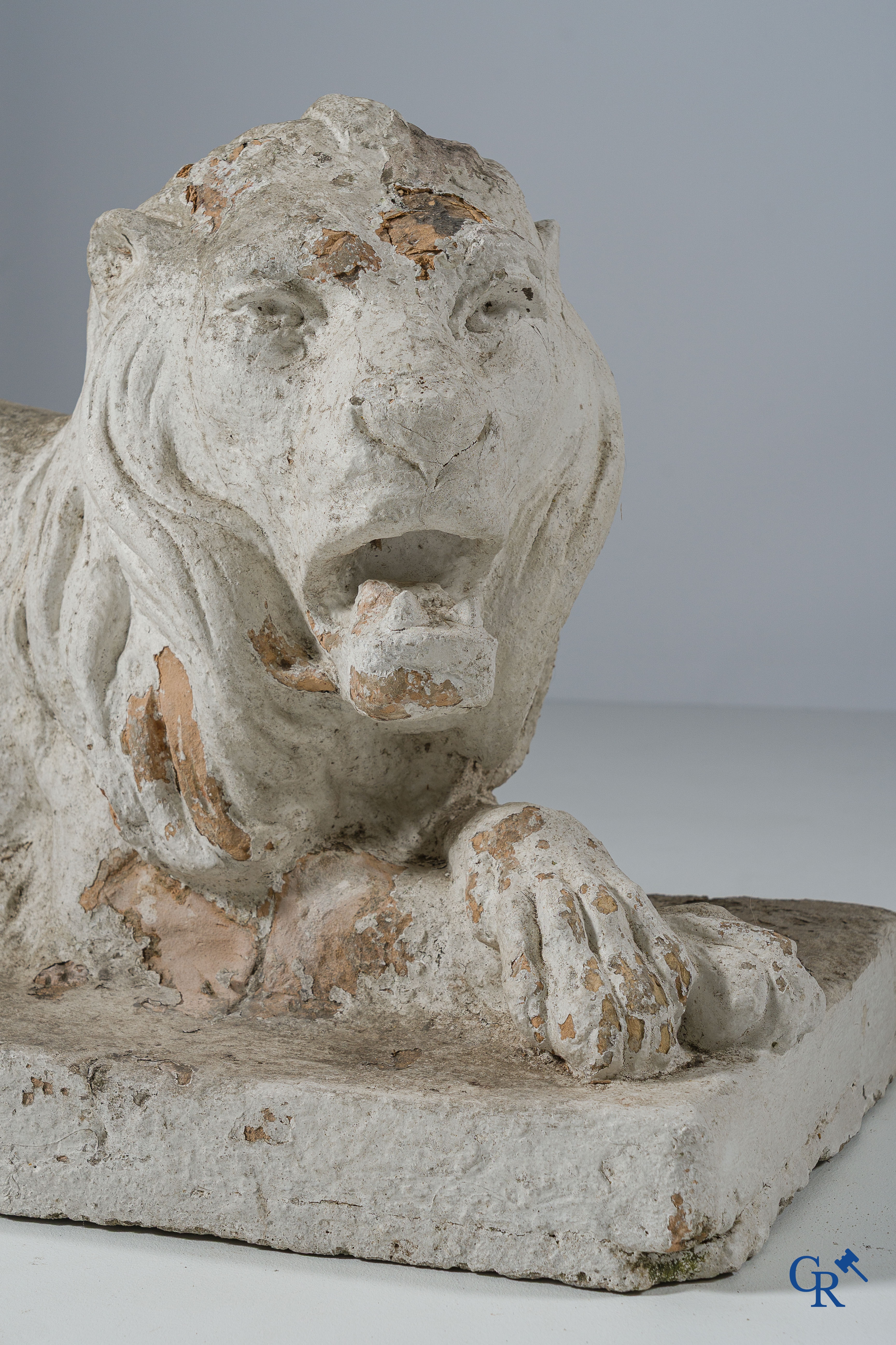 Tuindecoratie. Grote liggende leeuw in beschilderd terra cotta. 18e -19e eeuw.