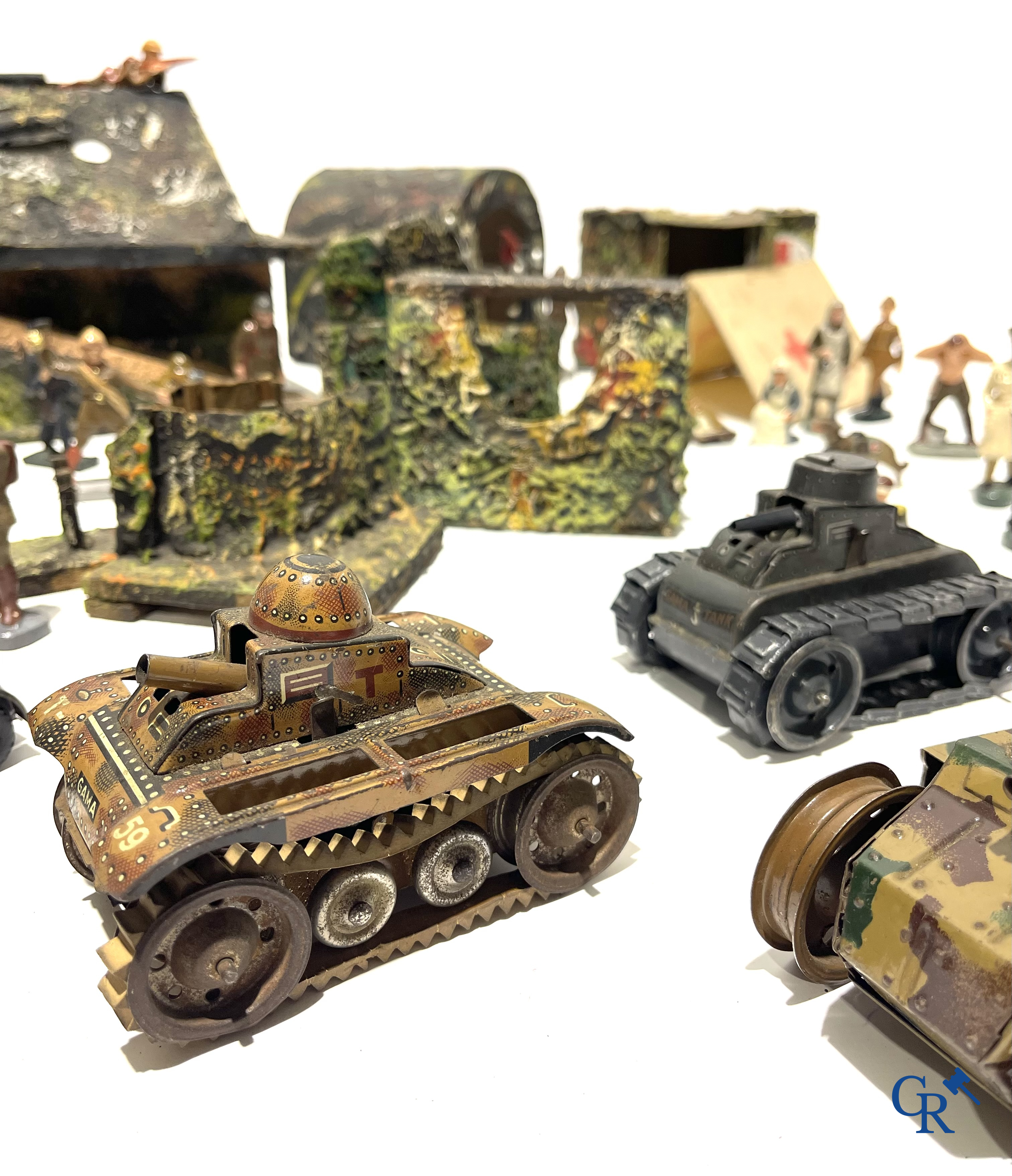 Groot lot militair speelgoed. Gamma tanks, figuren in composiet, bunkers, loopgraven, veldhospitaal, enz. Jaren '30-'40.