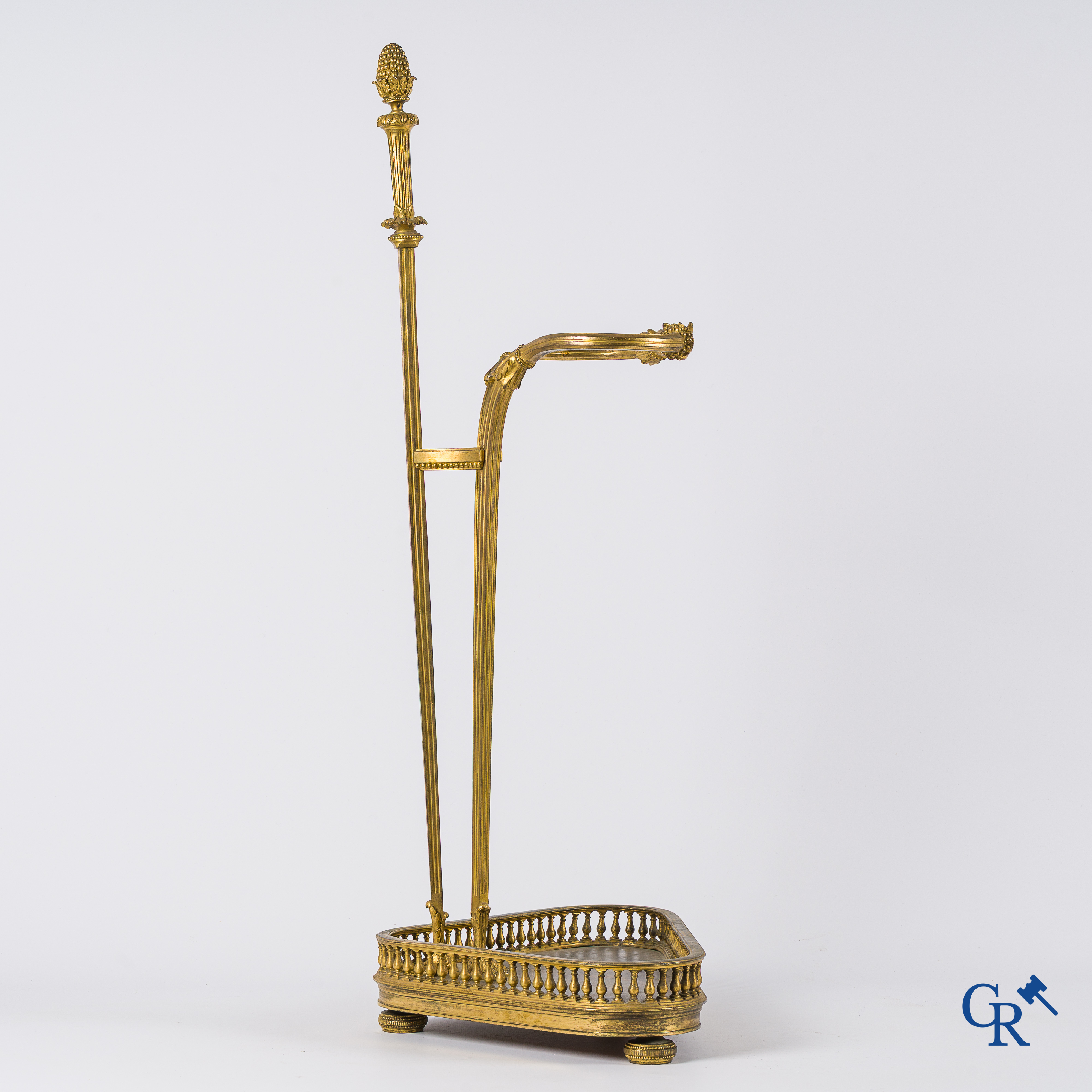 Empire. Porte parapluie met adelaarskoppen in fijn geciseleerde en vergulde brons. Frankrijk, circa 1810.