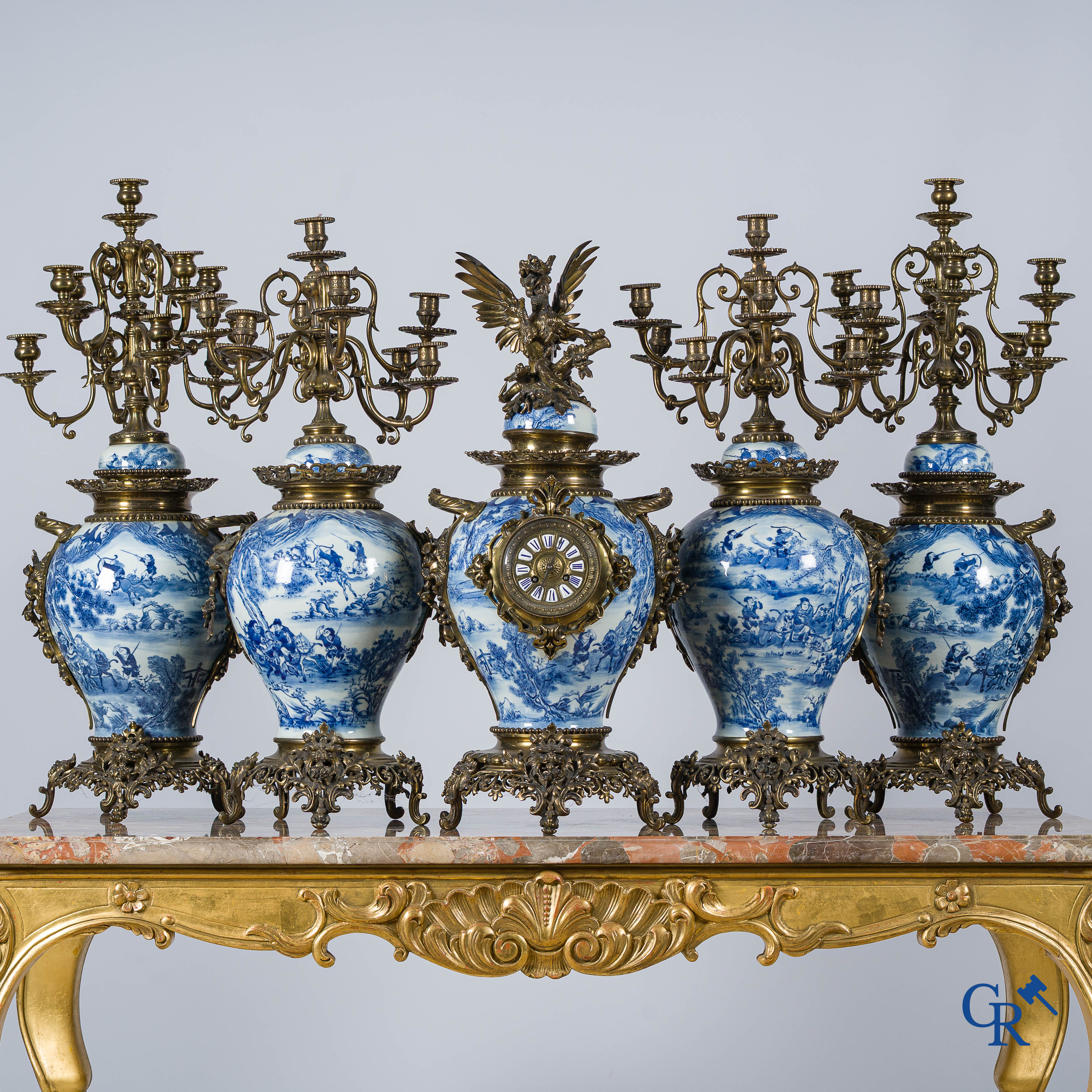 Aziatica. Chinees porselein. Imposante 5-delige schouwgarnituur in Chinees blauw wit porselein en brons.