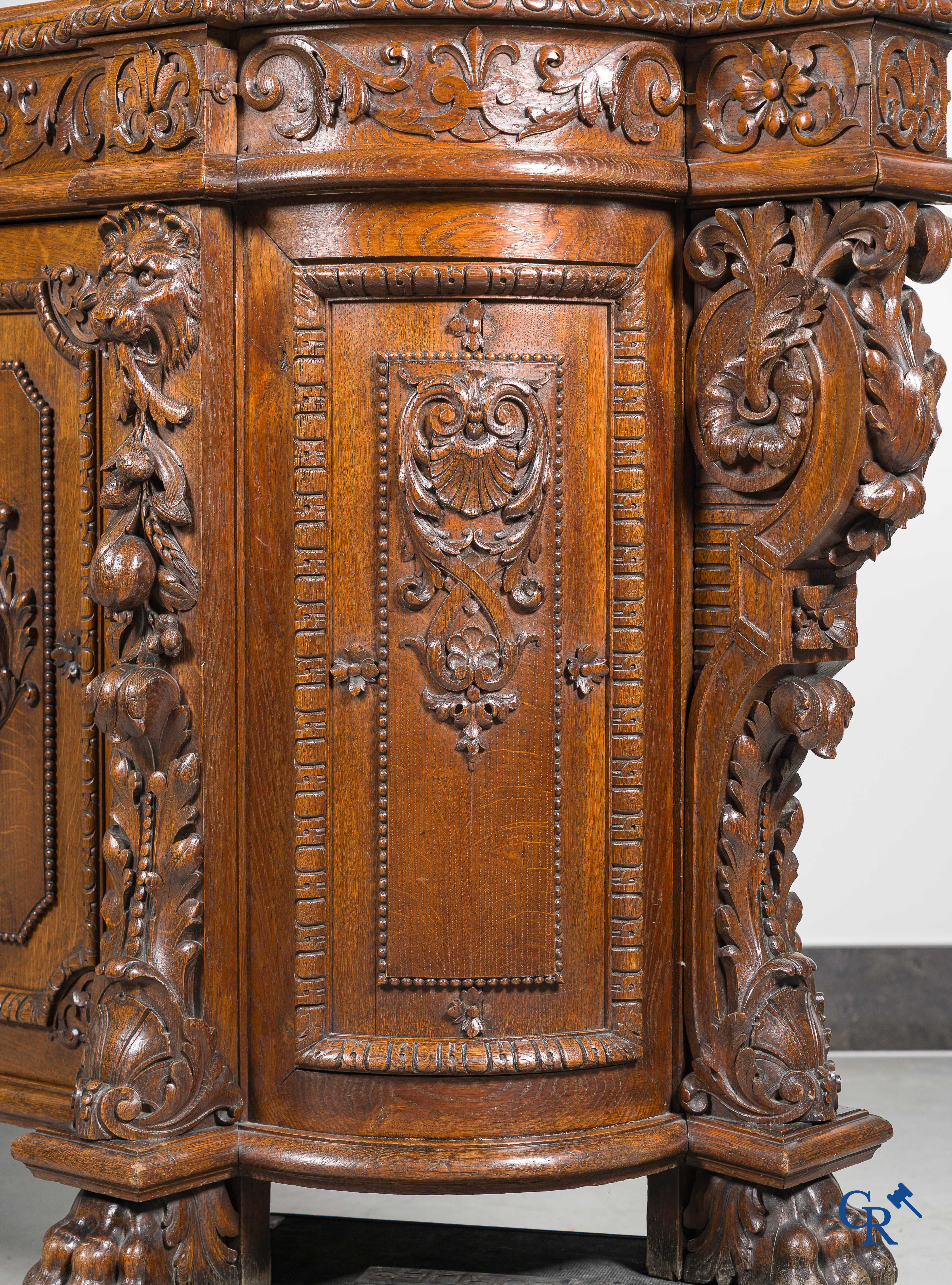 Meubelen. Rijkelijk gesculpteerd desserte meubel met wapenschilden in eikenhout. Louis XIII-stijl, 19de eeuw.