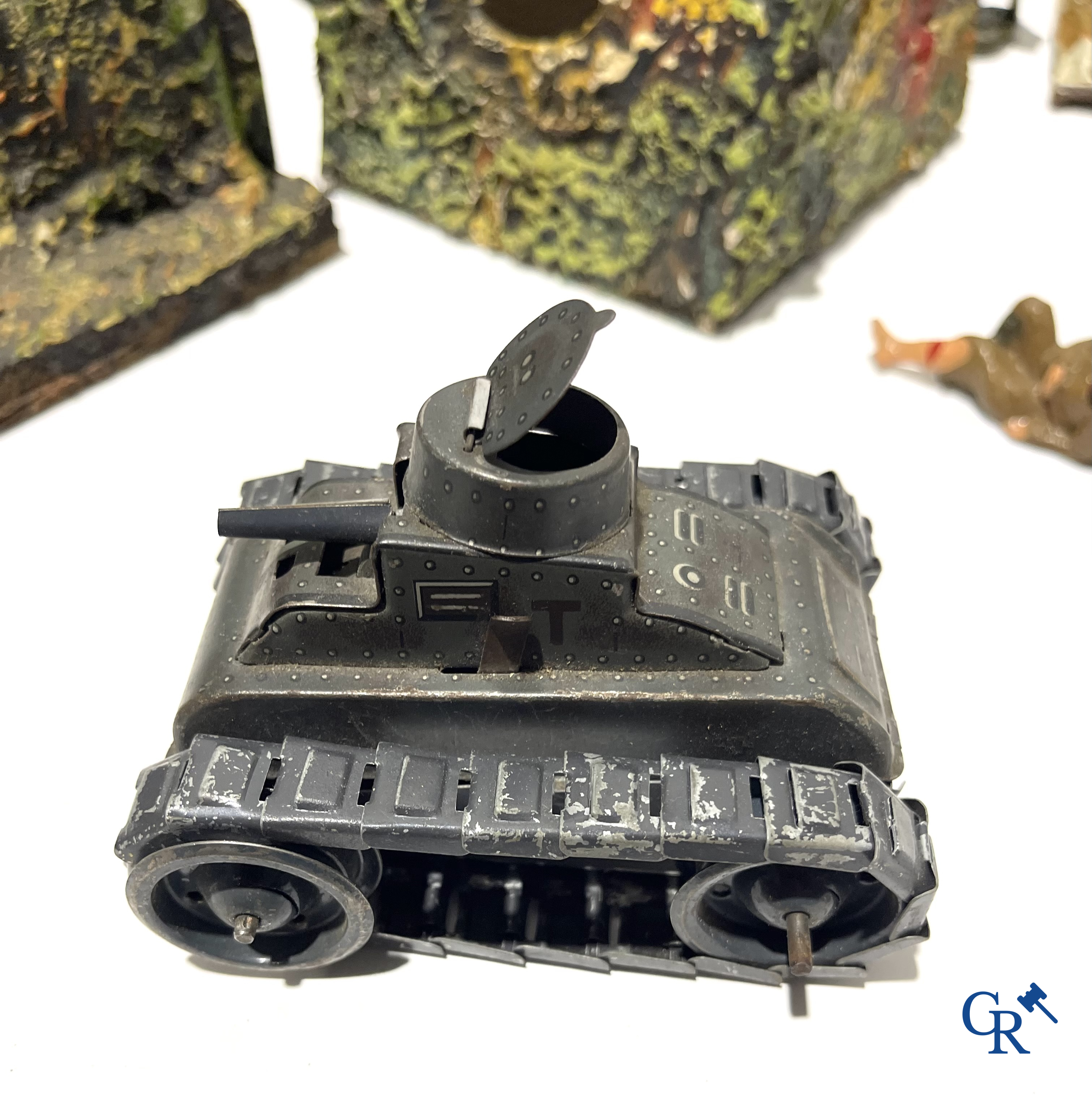 Groot lot militair speelgoed. Gamma tanks, figuren in composiet, bunkers, loopgraven, veldhospitaal, enz. Jaren '30-'40.