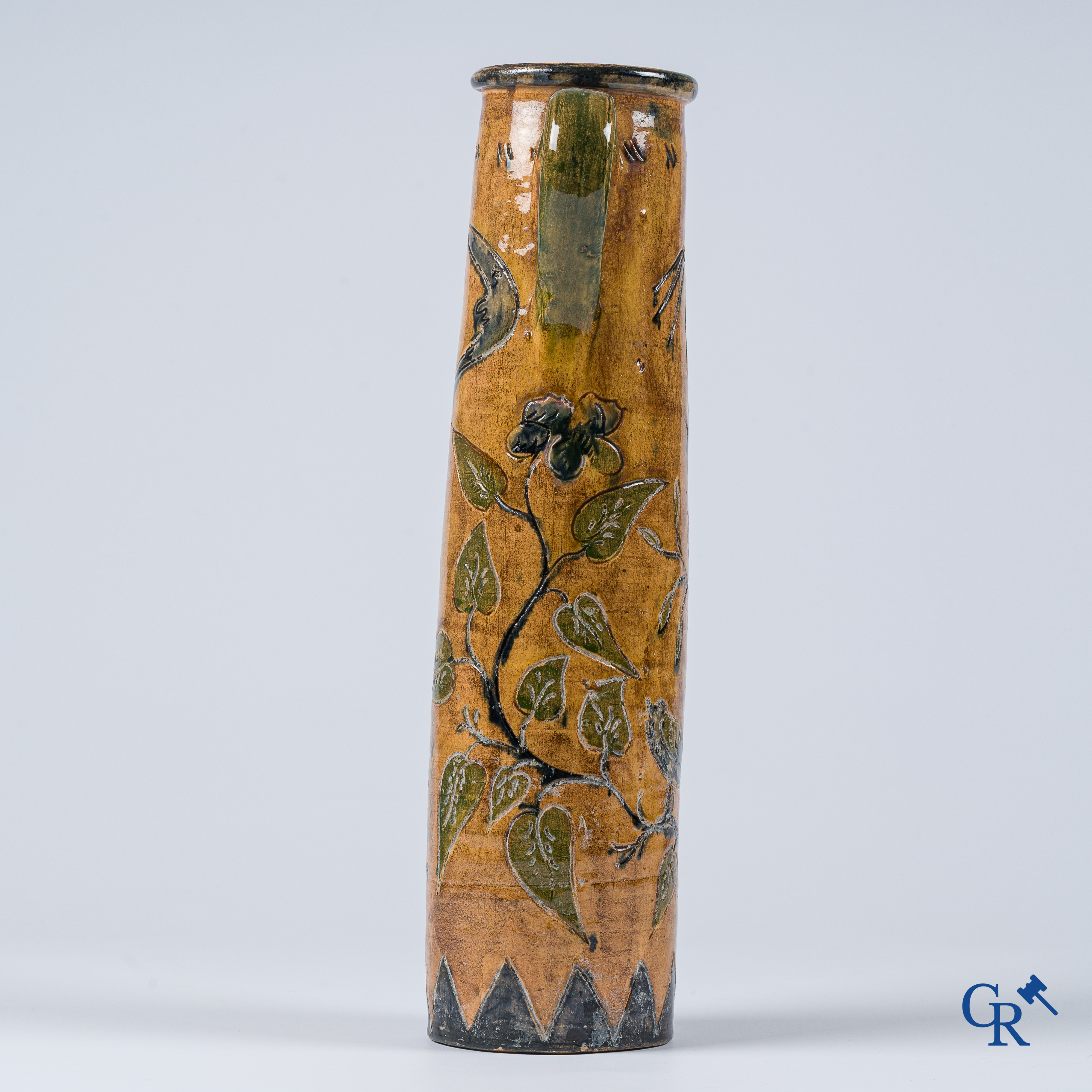 Vlaams aardewerk. Ateliers Bourgoignie te Bredene. Zogenaamde "Lange Nelle" Art Nouveau vaas. Circa 1900.