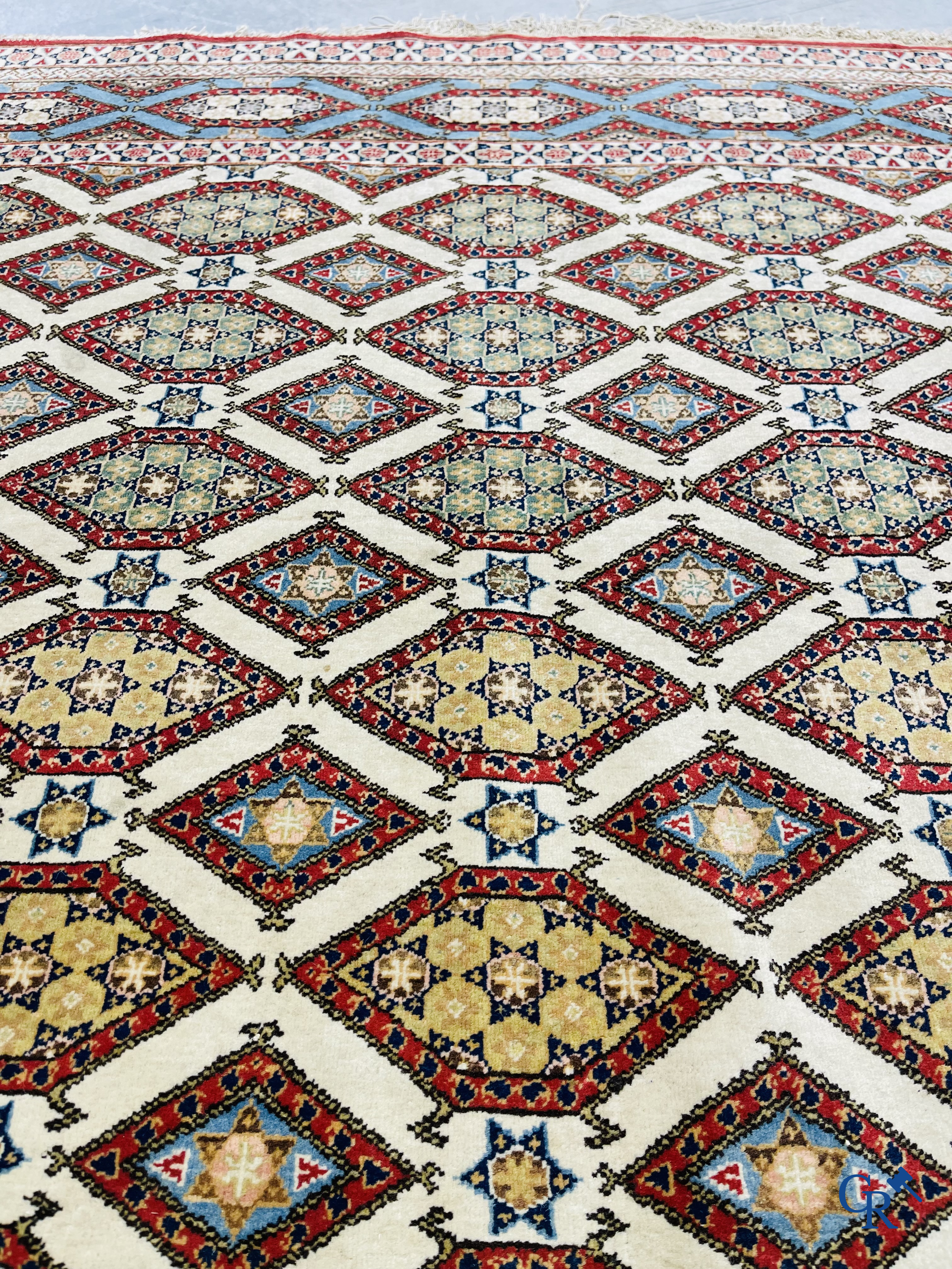 Oosterse tapijten. Ghoum. Perzisch tapijt met geometrische motieven. Zijde en wol.