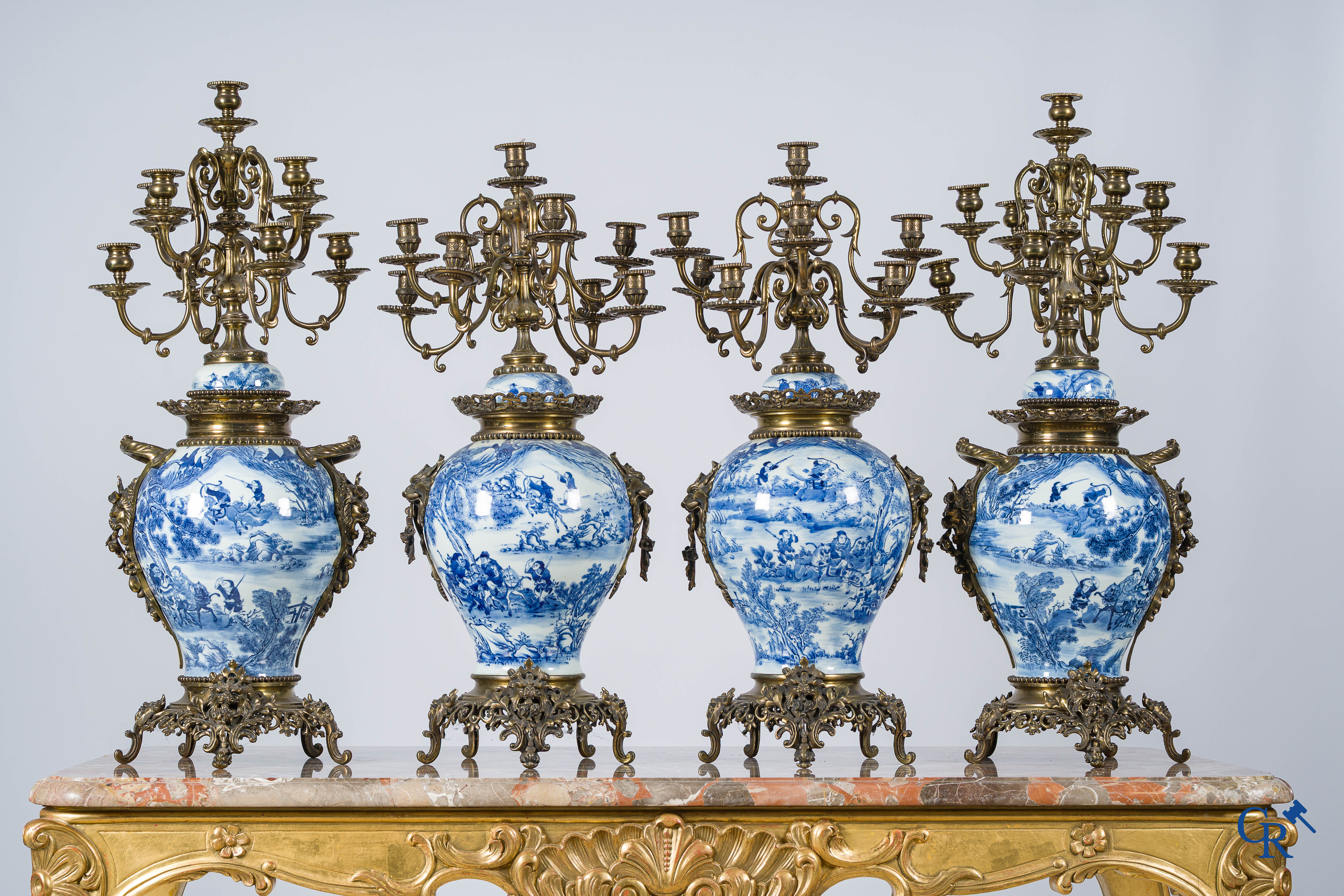 Aziatica. Chinees porselein. Imposante 5-delige schouwgarnituur in Chinees blauw wit porselein en brons.