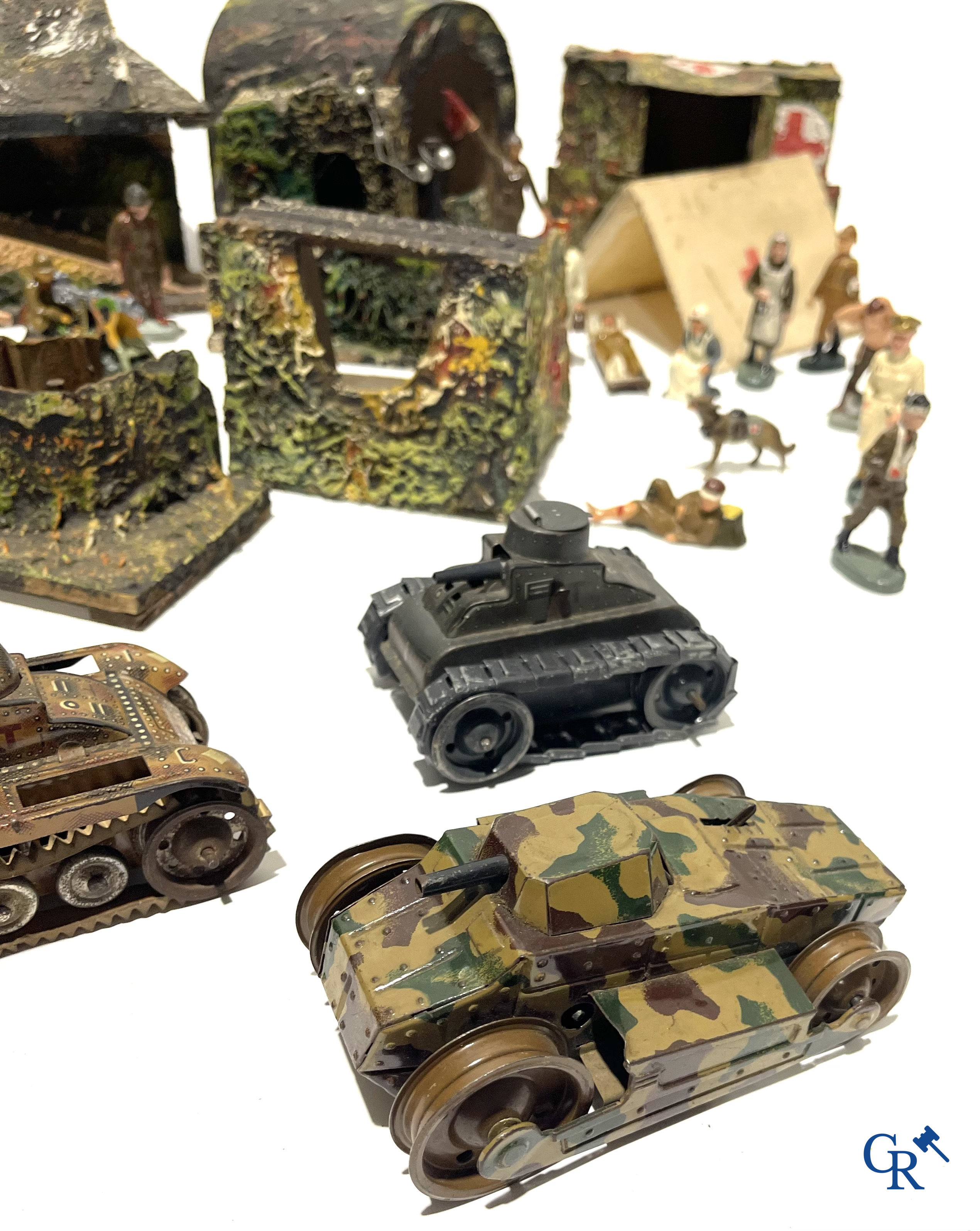 Groot lot militair speelgoed. Gamma tanks, figuren in composiet, bunkers, loopgraven, veldhospitaal, enz. Jaren '30-'40.