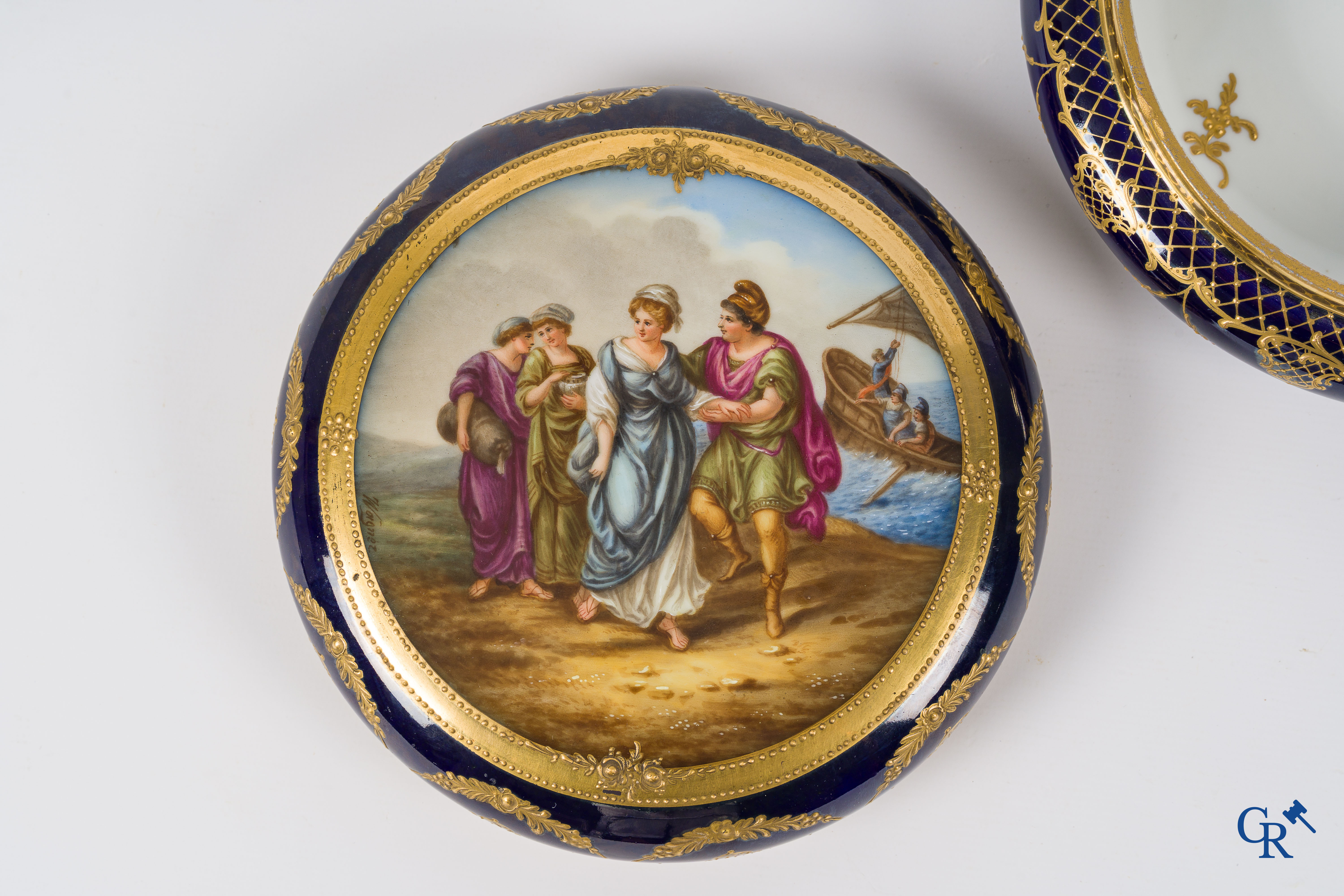 Weens porselein. Grote ronde dekseldoos in Weens porselein. "Die Flucht von Paris und Helena". Gesigneerd Wagner.