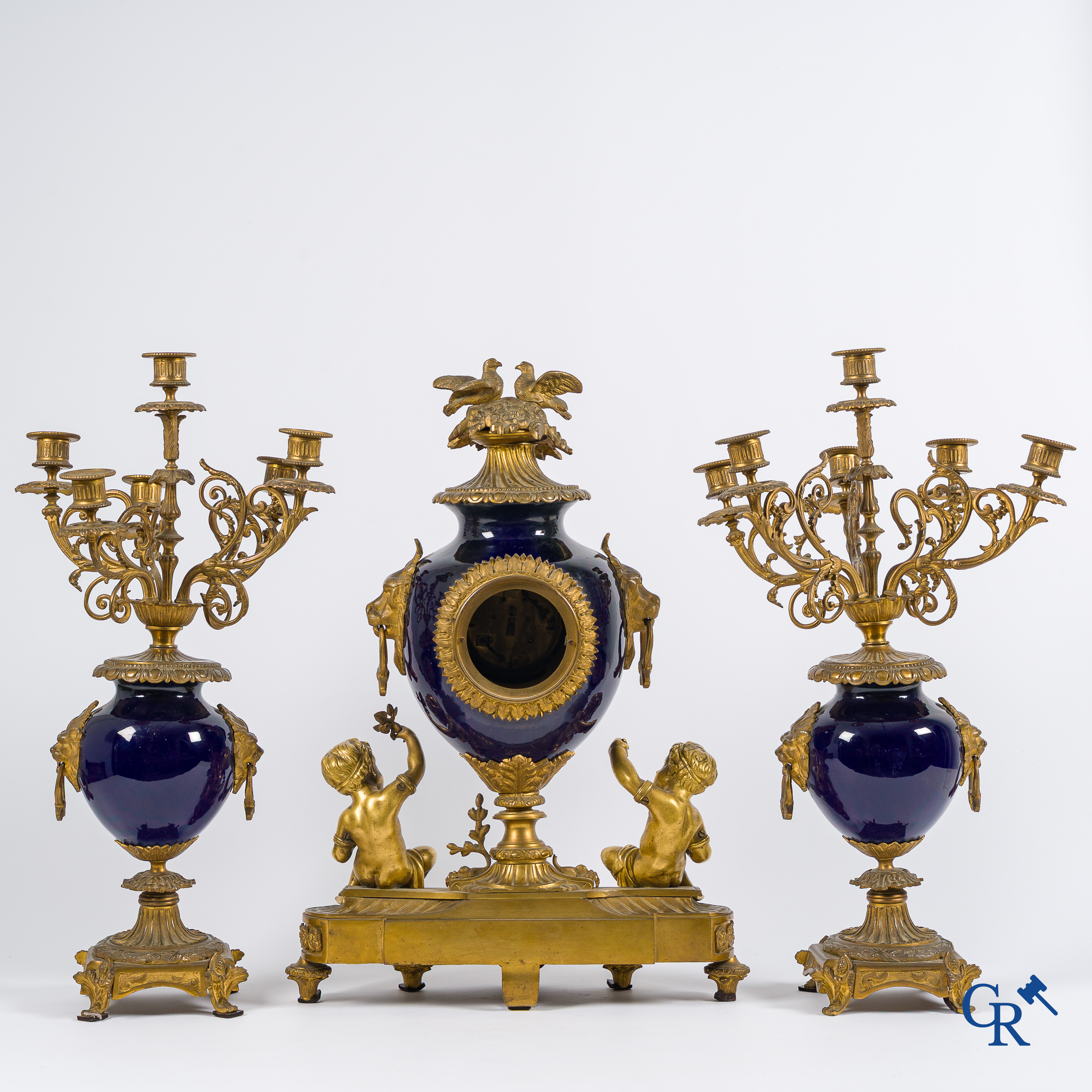 Luppens Bruxelles. 3-delige schouwgarnituur in brons en kobalt blauw porselein. Circa 1900.