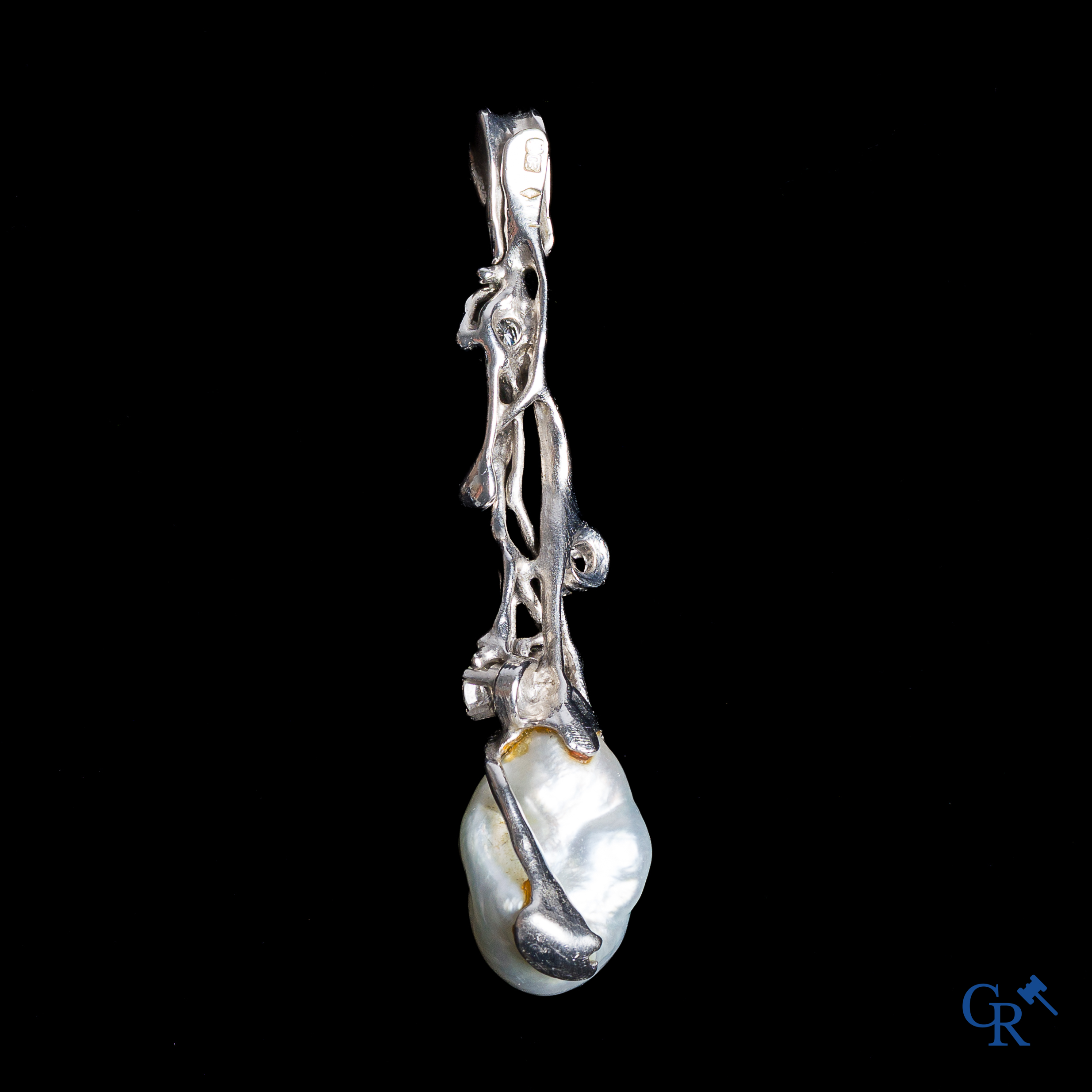 Juwelen. Hanger in goud 750°/00 bezet met 4 briljanten en een grote cultuurparel. Floraal decor.