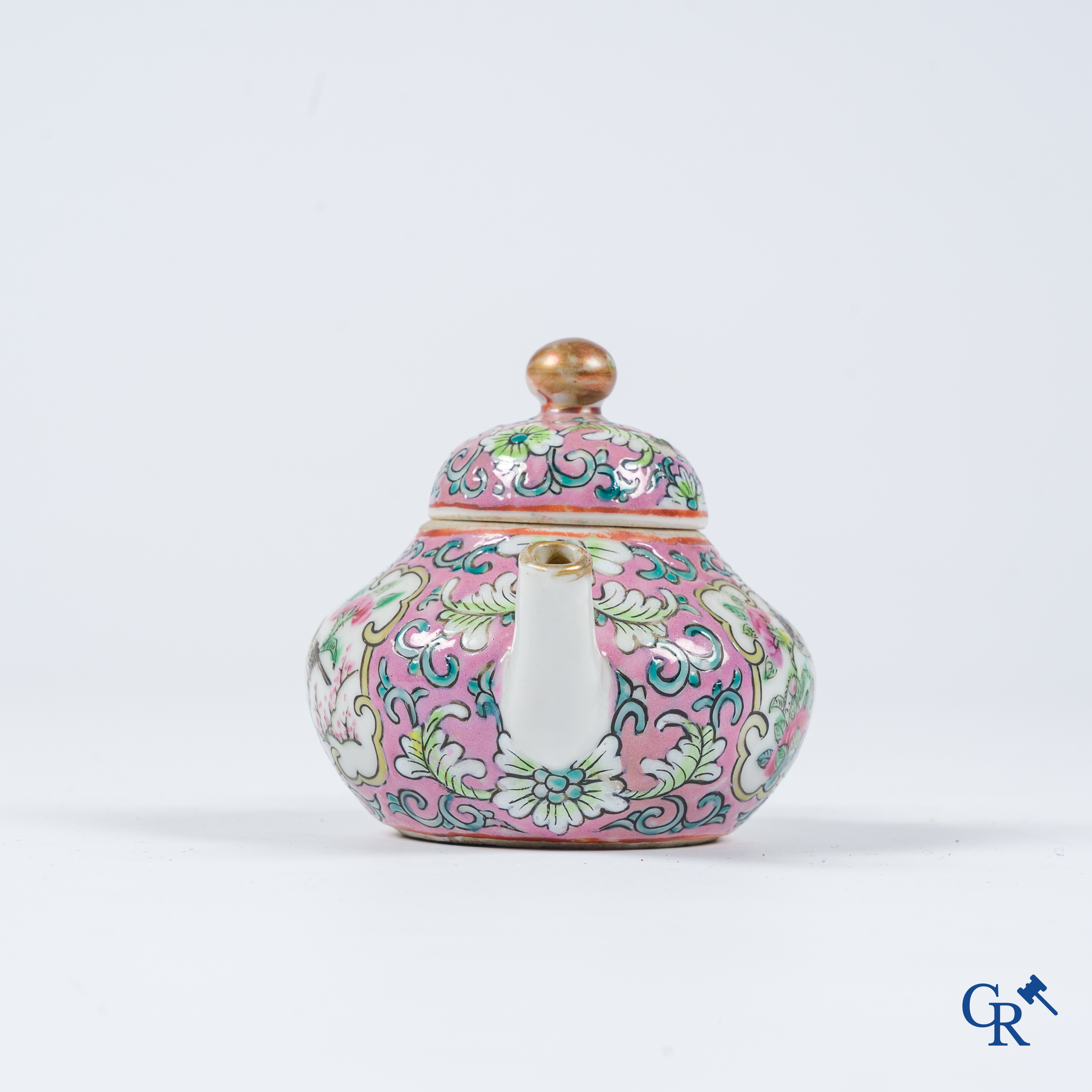 Aziatica. Een octagonale en een diepe schotel met Mandarijn decor en een 19e eeuwse theekan en bord.
