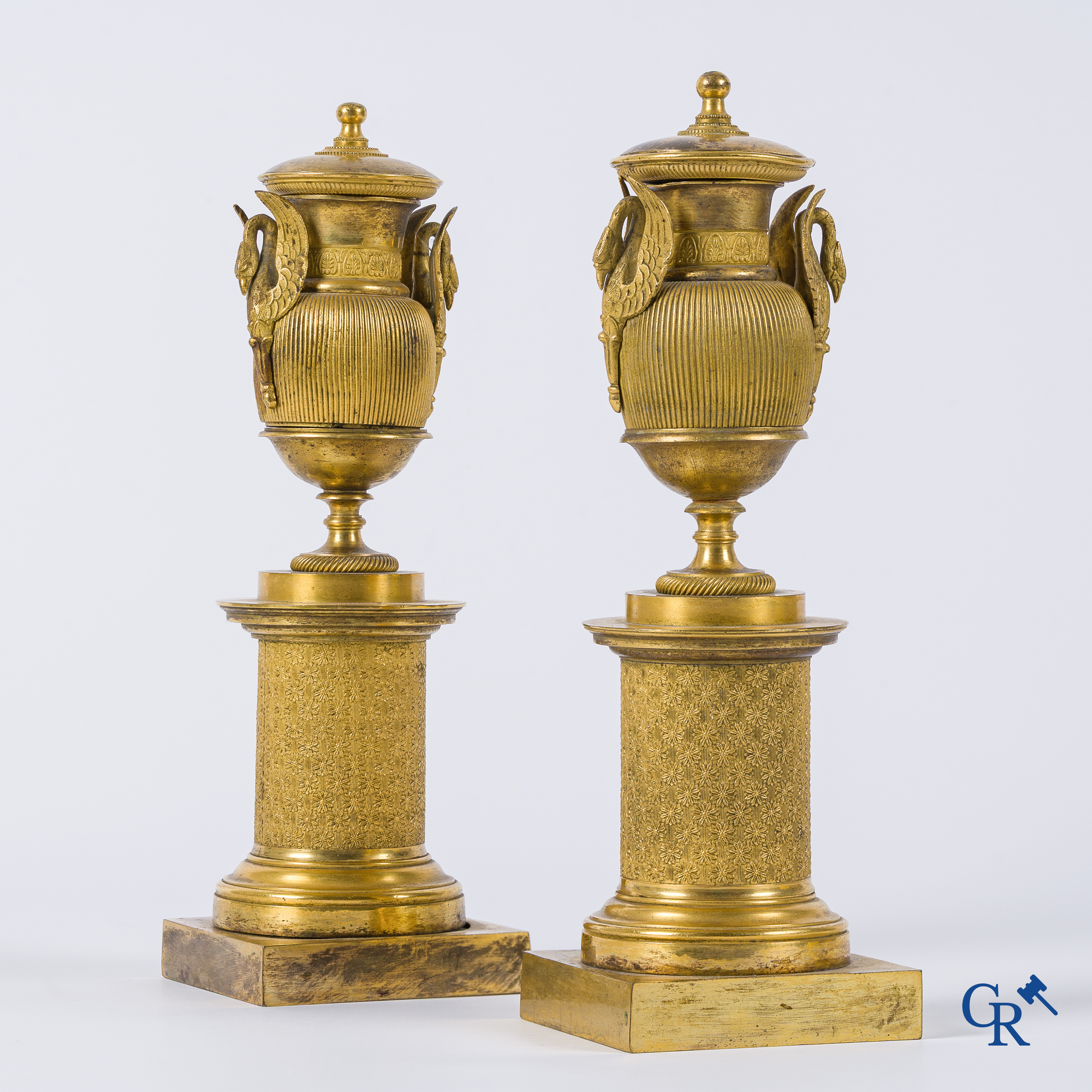 Empire. Paar fijn geciseleerde en vergulde bronzen cassolettes die kandelaars vormen. Empire tijdperk, circa 1810.
