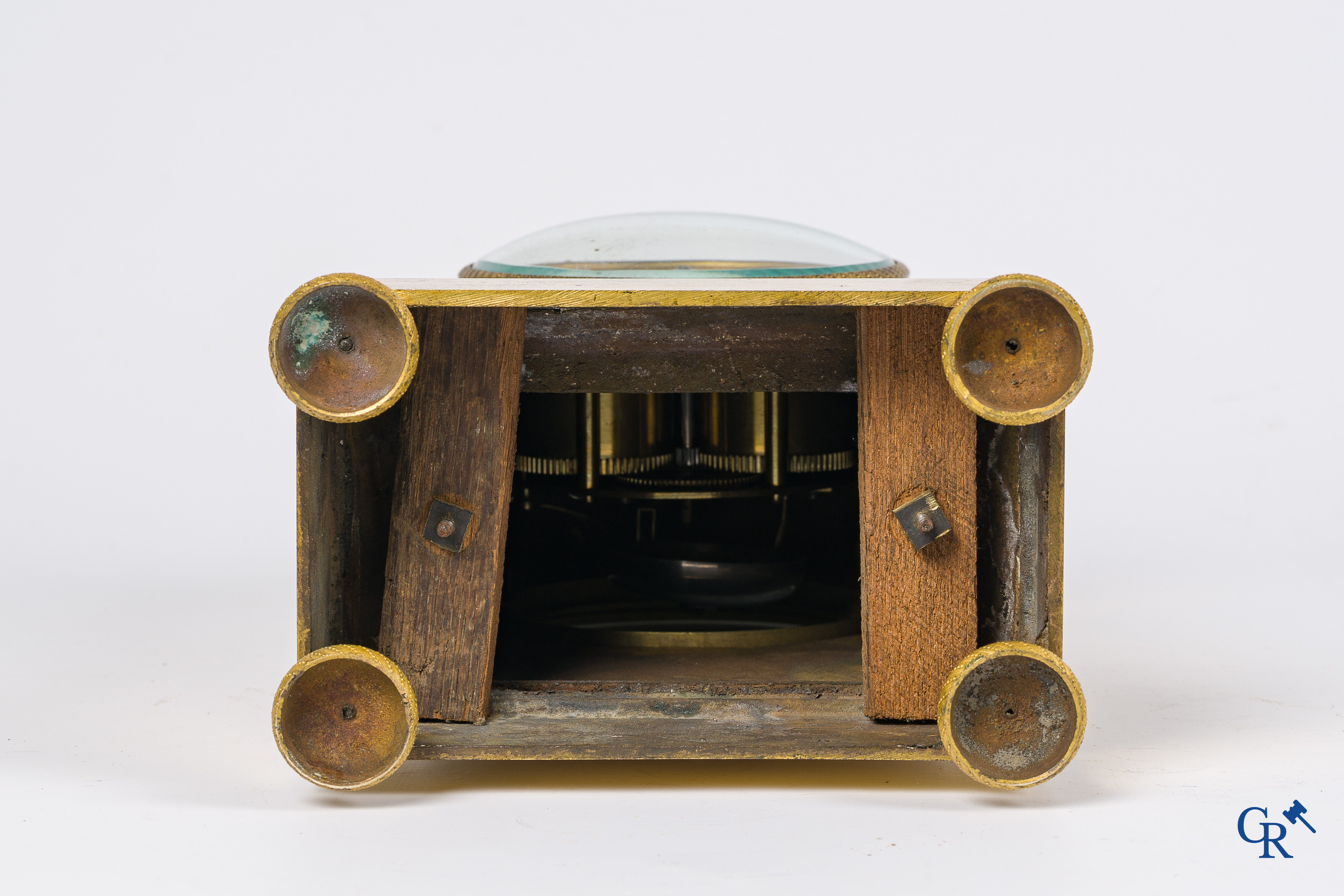 Fijn geciseleerde en vergulde bibliotheek pendule in brons. Gesigneerd Ls Mallet, Hr de M.D. D'Orléans. Circa 1830.