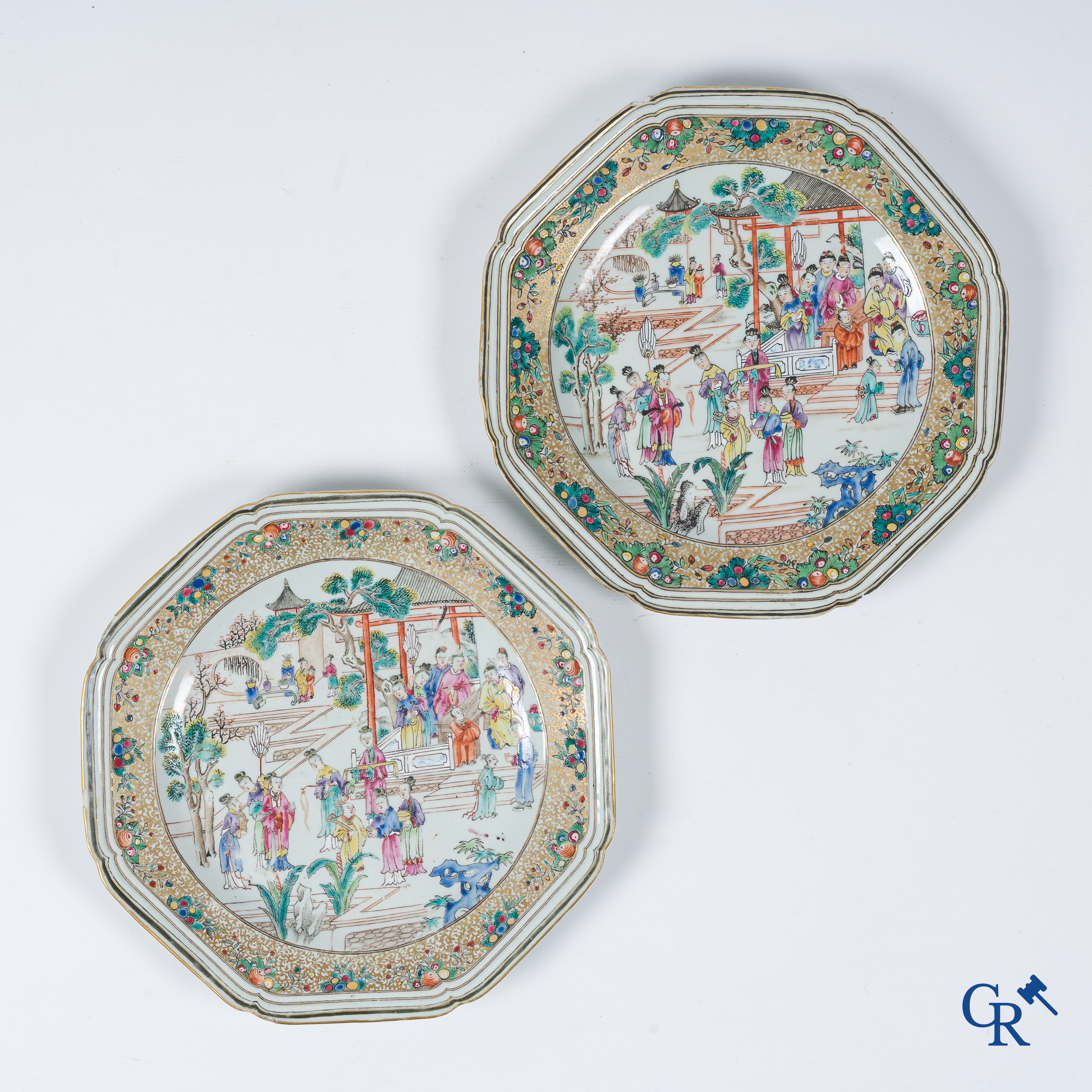Aziatica. Chinees porselein. Paar octagonale Chinese famille rose borden met Mandarijn decor. Qianlong periode.