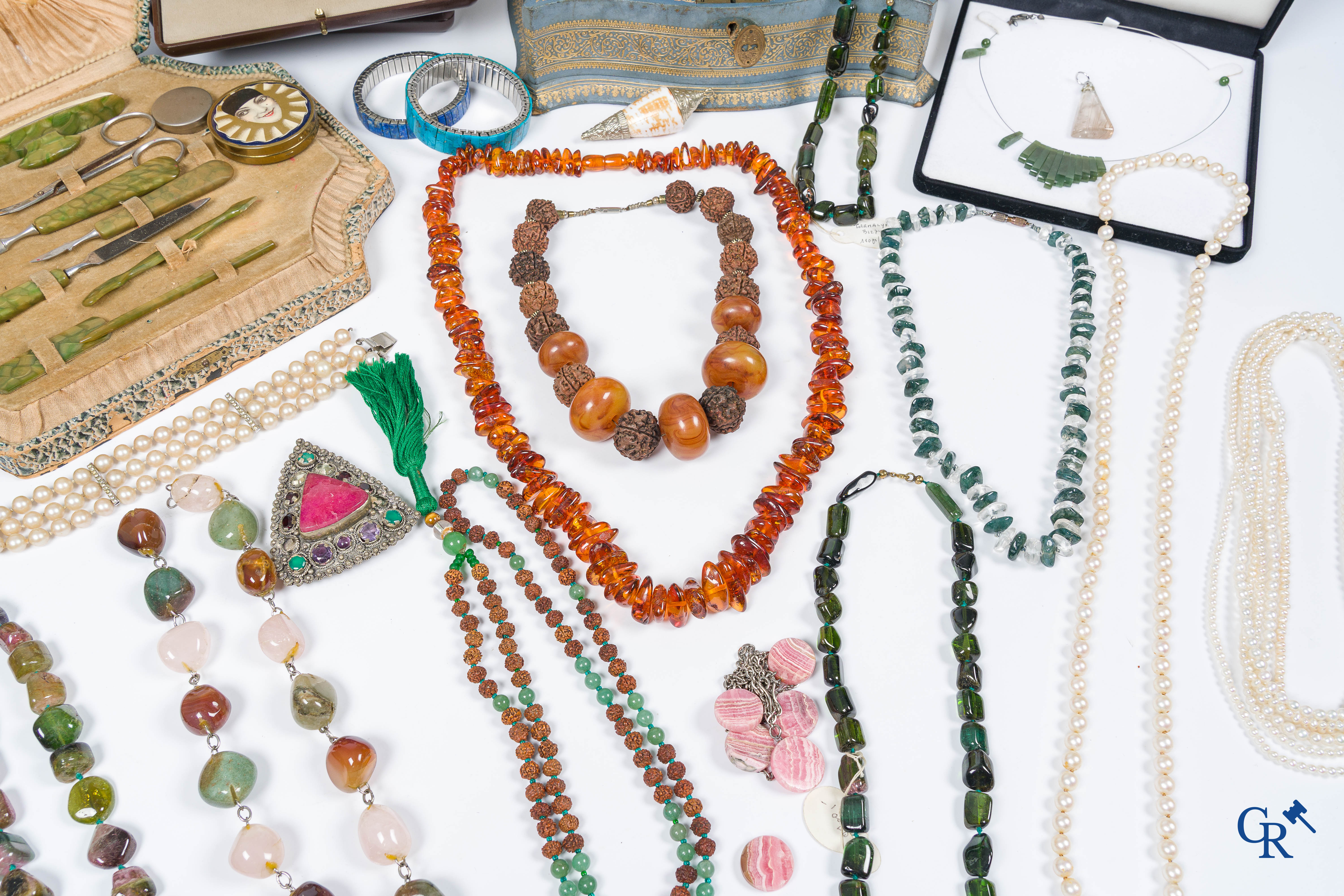 Grand lot avec des bijoux fantaisie, des pierres semi-précieuses, une boîte Art Déco avec accessoires, etc.