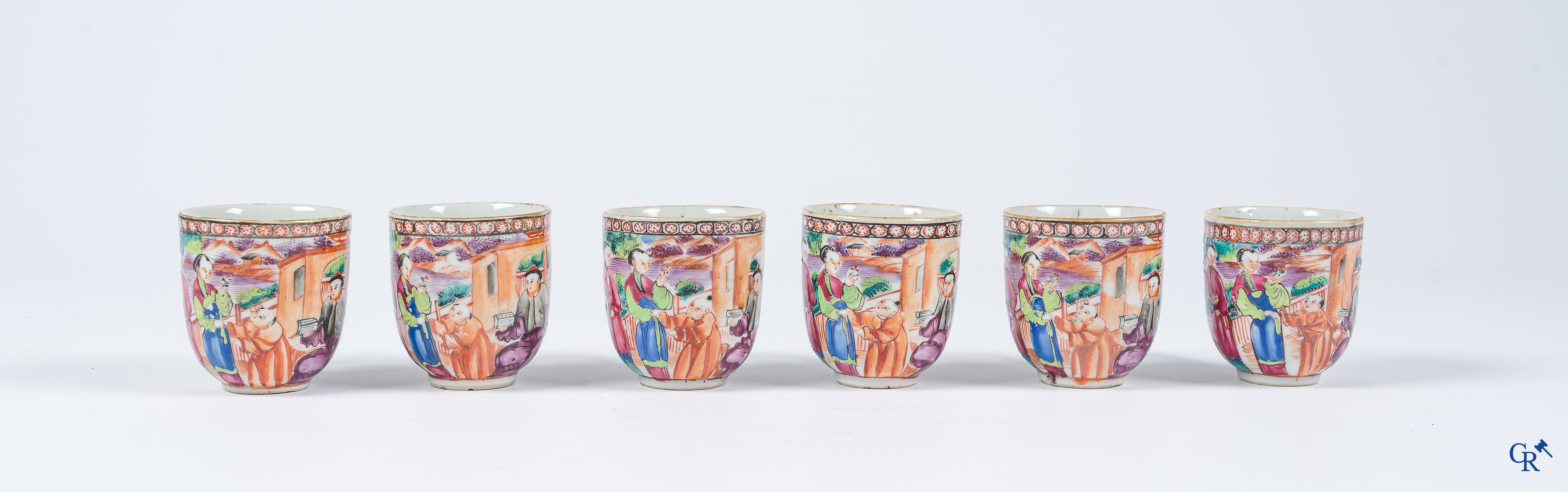 Aziatica. Chinees porselein. Reeks van 6 kopjes en schoteltjes in Chinees export porselein met Mandarijn decor.