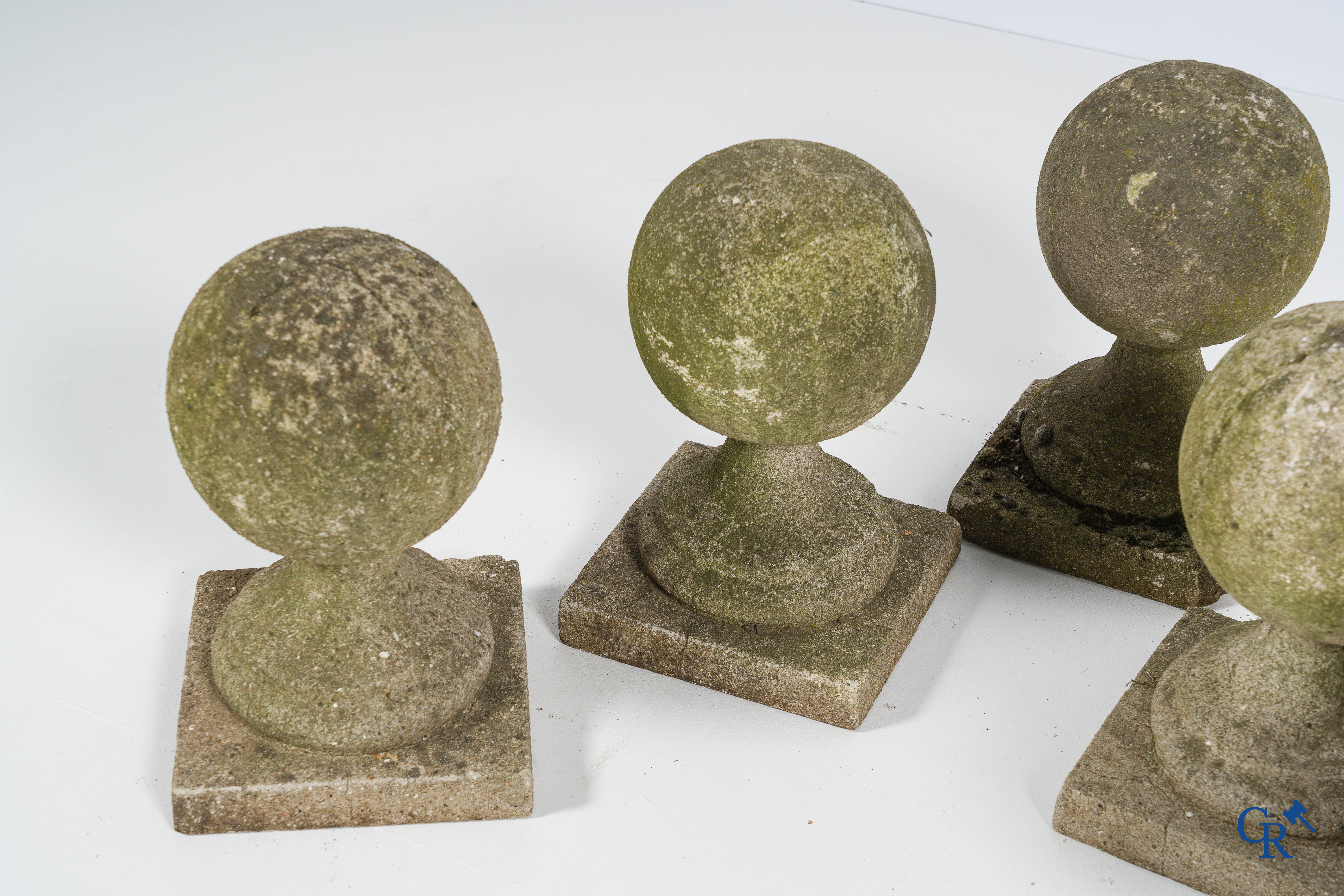 Tuindecoratie. Reeks van 5 beton tuinbollen op voet dienend als decoratie op een afsluiting. Circa 1900.