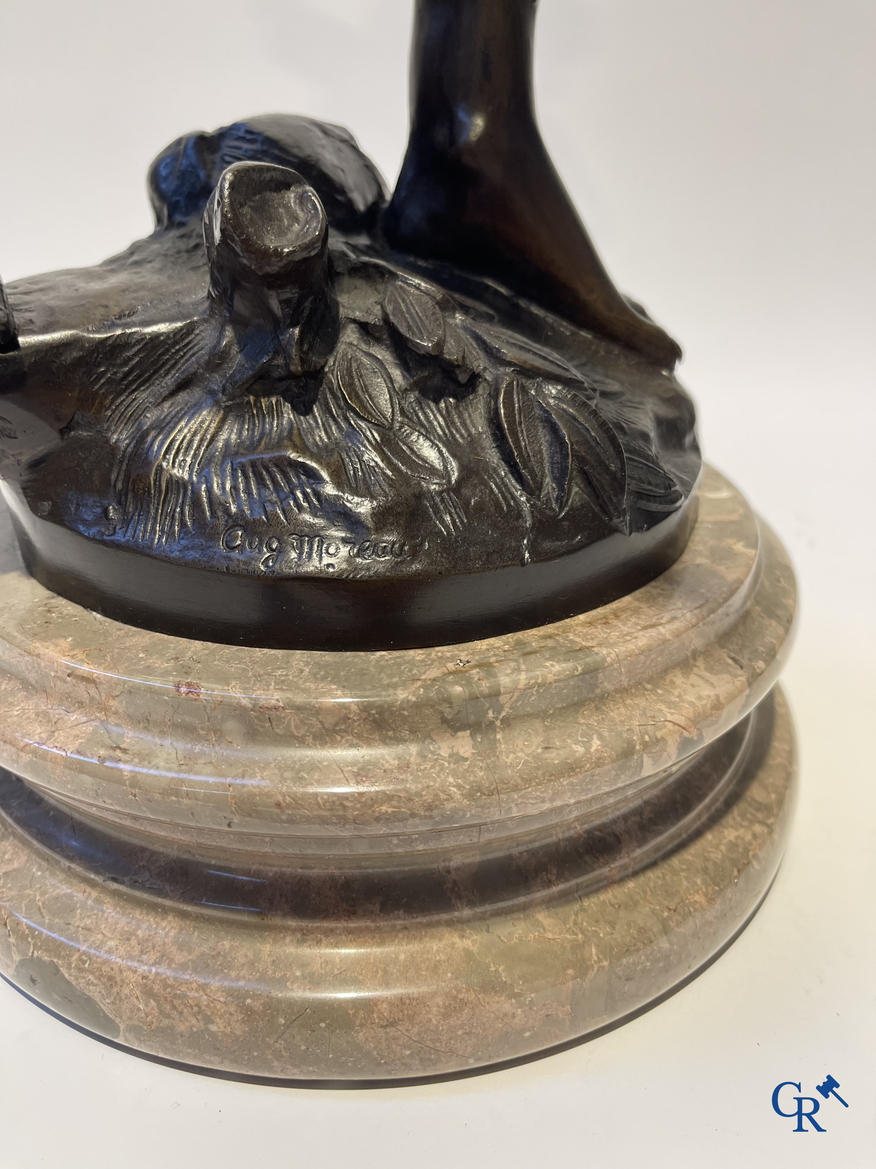 Kavel van 3 bronzen beelden (postuum) Meisje met bloemen, cupido naar Auguste Moreau en vrouw in Art Deco stijl.