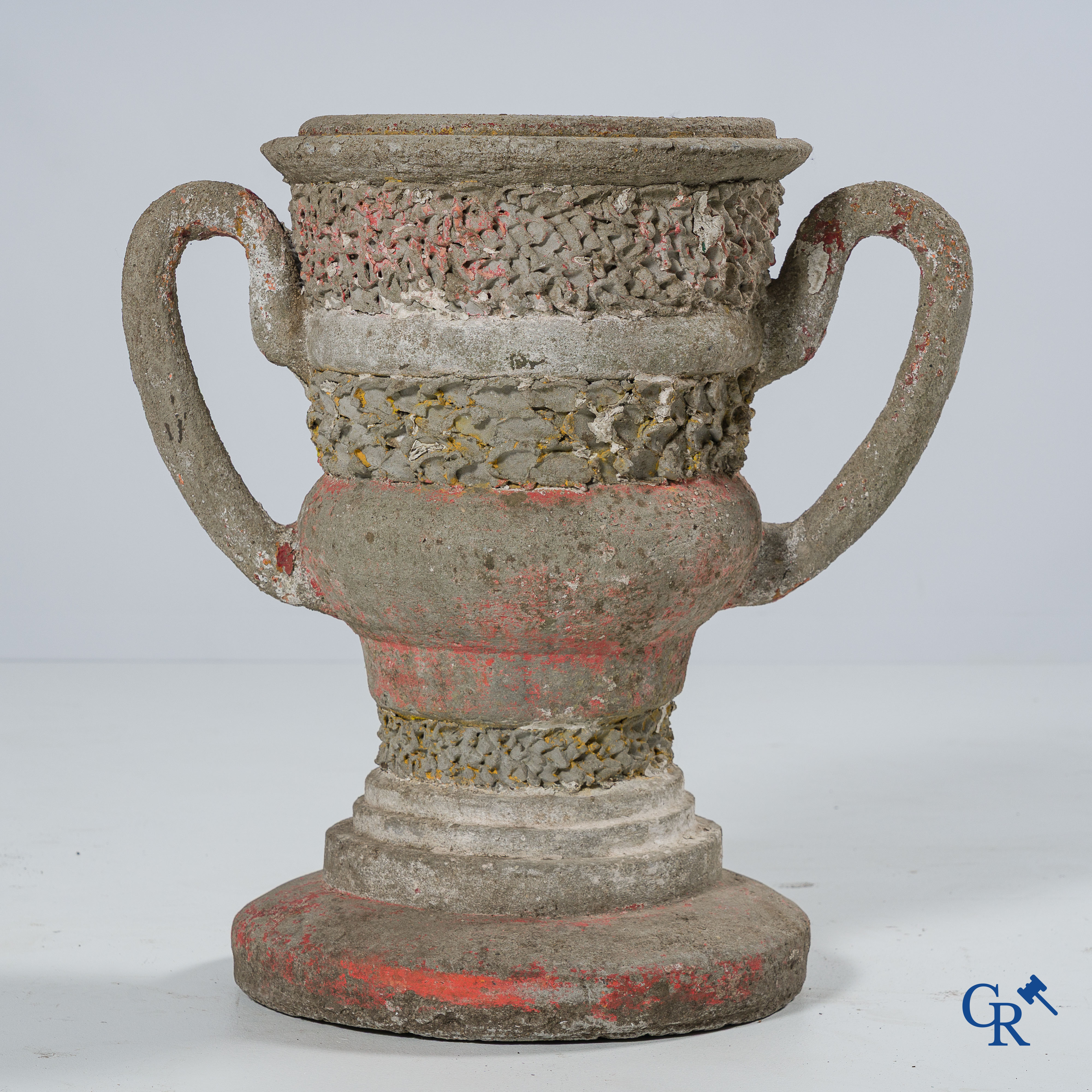 Décoration de jardin. Vase de jardin en béton peint. Vers 1930.