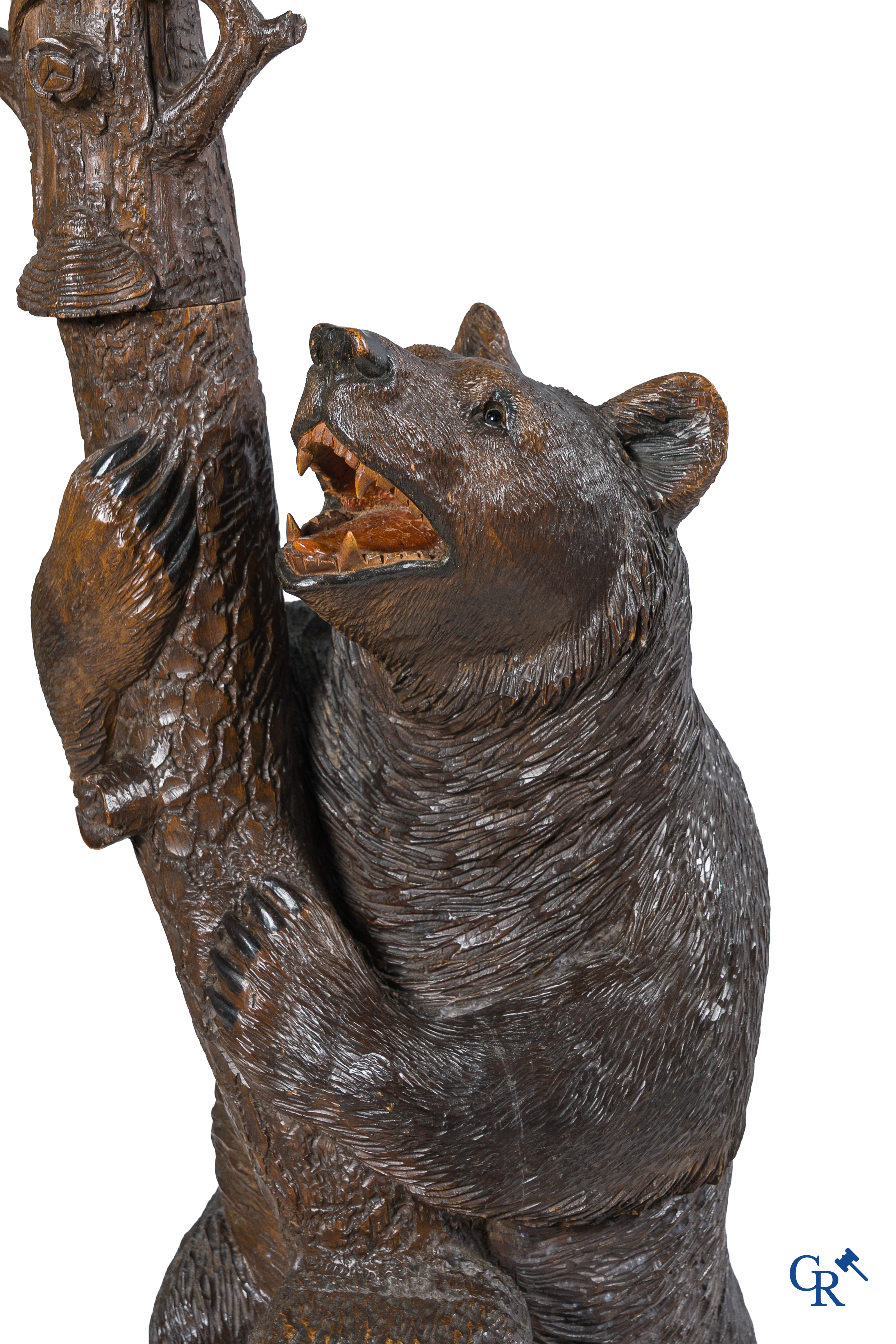 Région Forêt Noire. "Black forest" porte manteau aux ours en tilleul sculpté. Vers 1890.