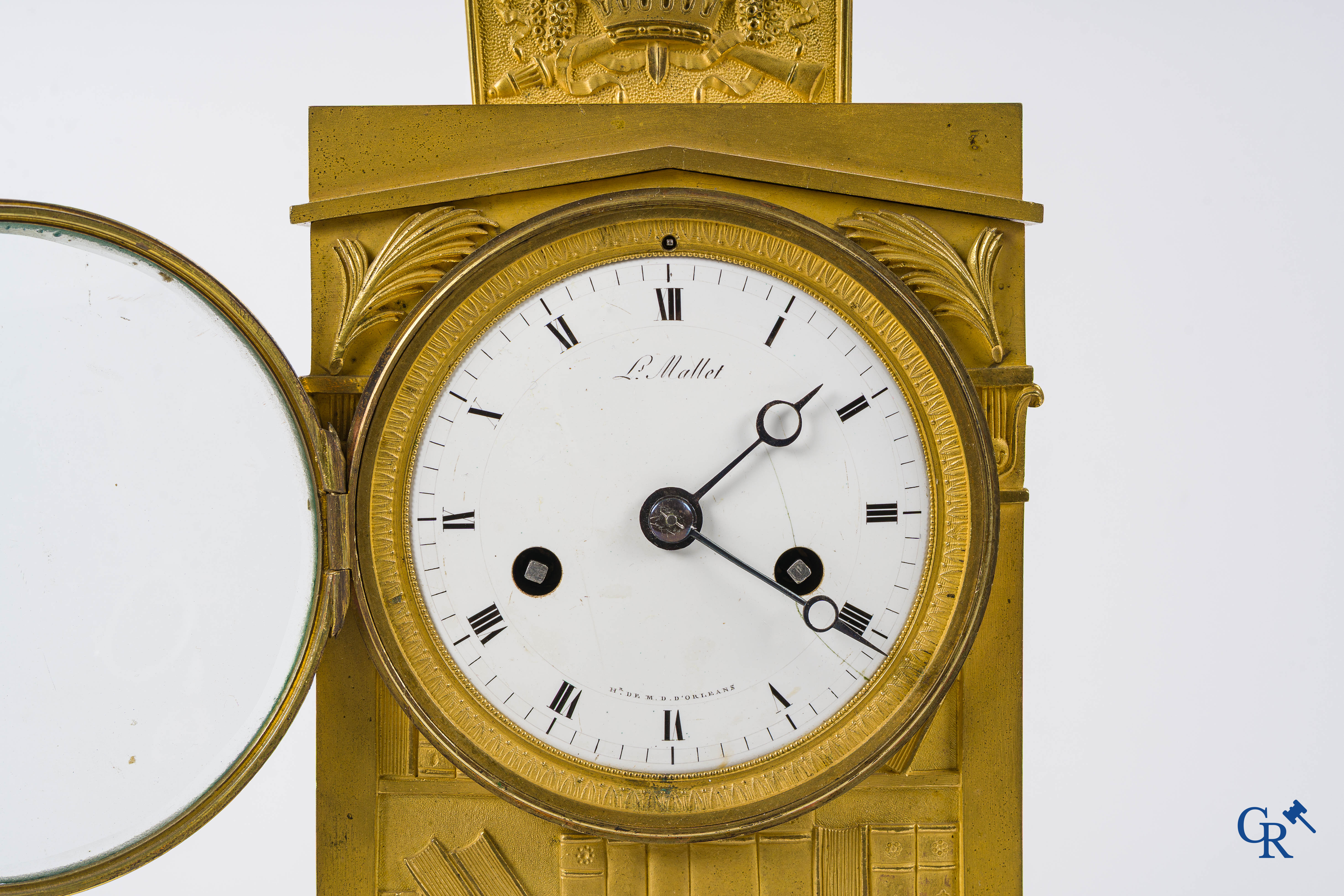 Fijn geciseleerde en vergulde bibliotheek pendule in brons. Gesigneerd Ls Mallet, Hr de M.D. D'Orléans. Circa 1830.