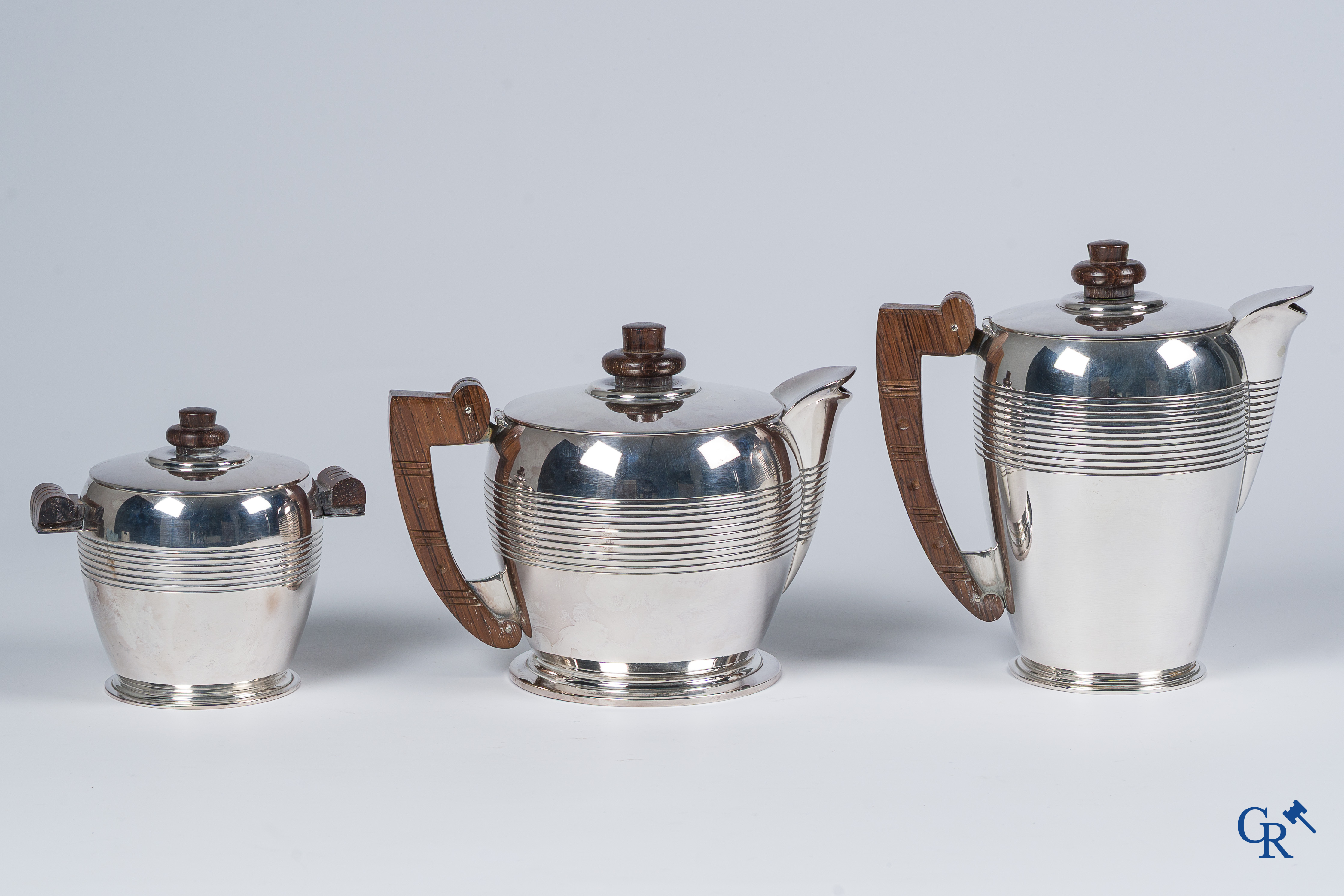 Art Deco. Ercuis, circa 1930. Koffie- en theeservies in verzilverd metaal.  6 Figuren in verzilverd metaal toegevoegd.