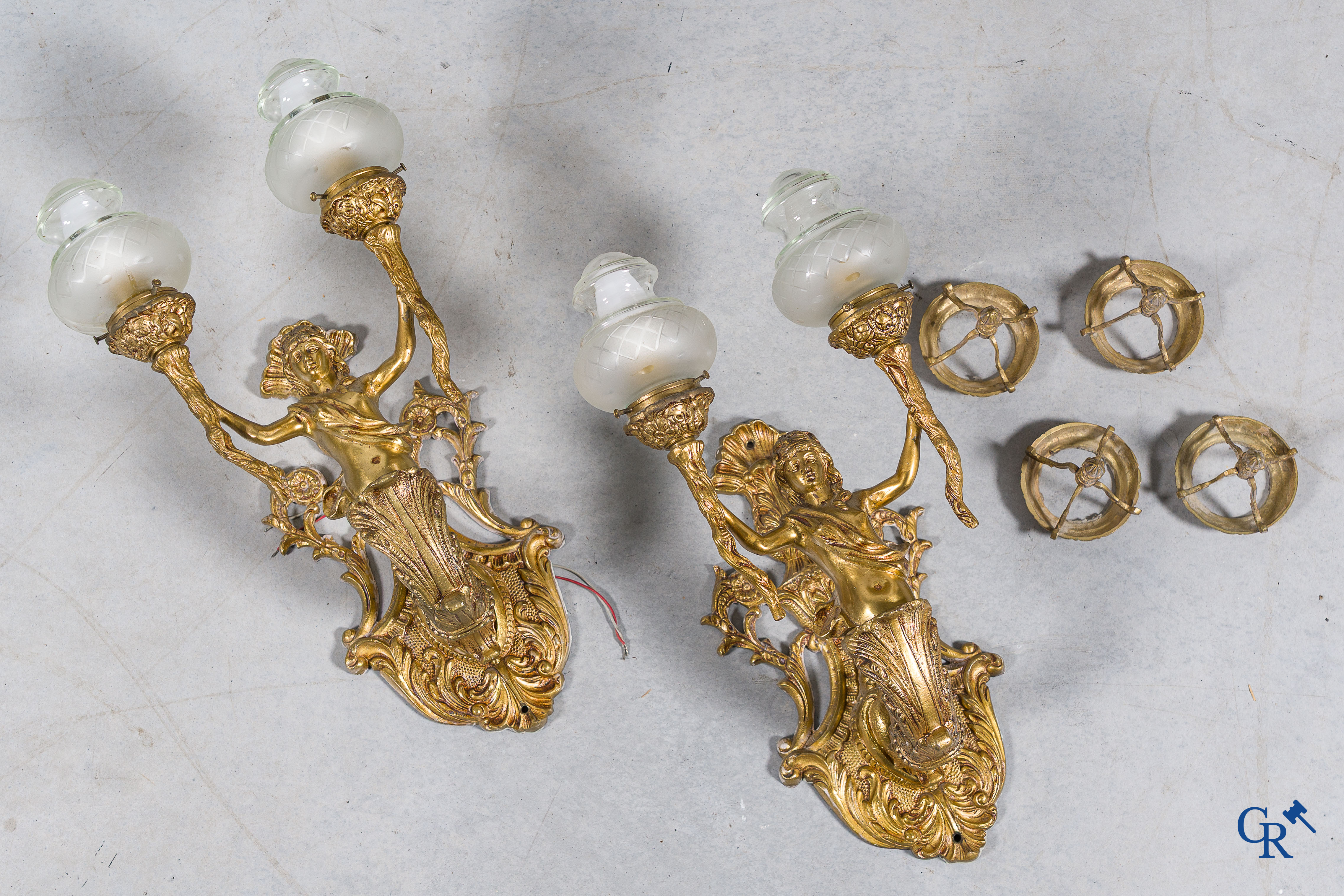 Kavel bestaande uit een Boulle-stijl kast, een vergulde LXVI-stijl geuridon en een paar grote bronzen applieken.