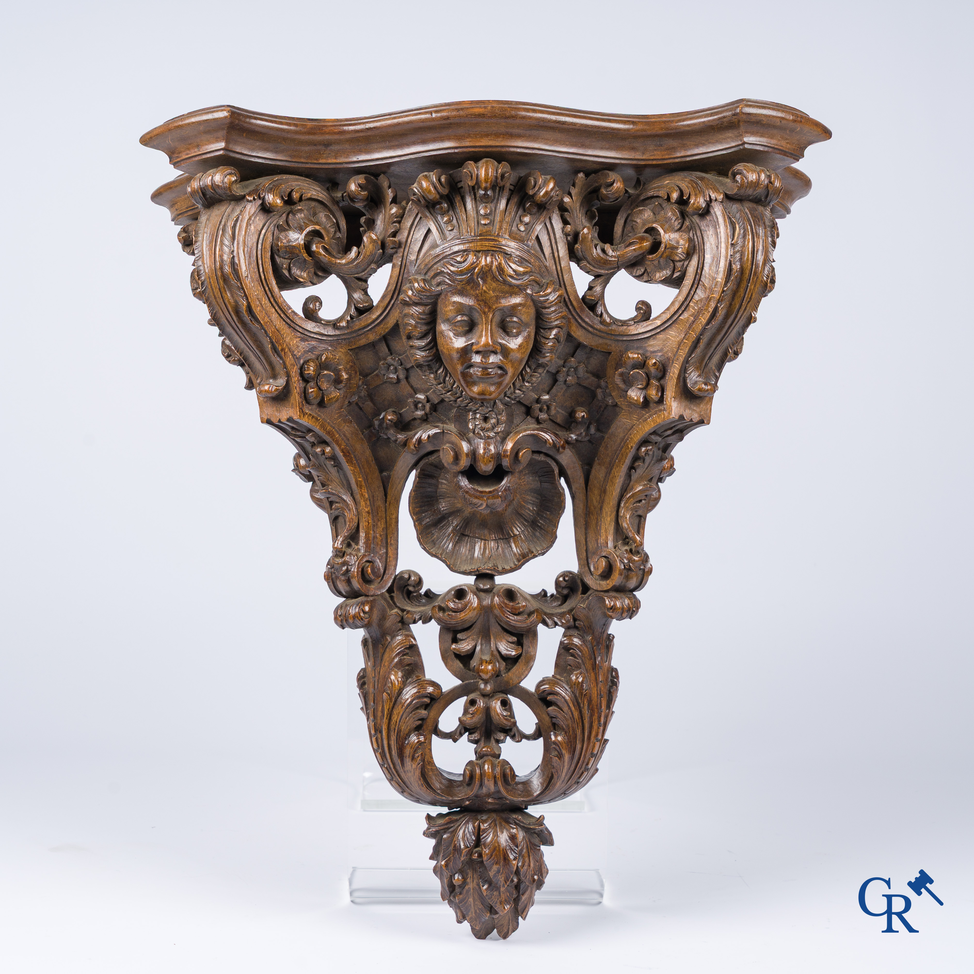 Een rijkelijk gesculpteerde Renaissance-stijl muurconsole in notelaar. 19e eeuw.