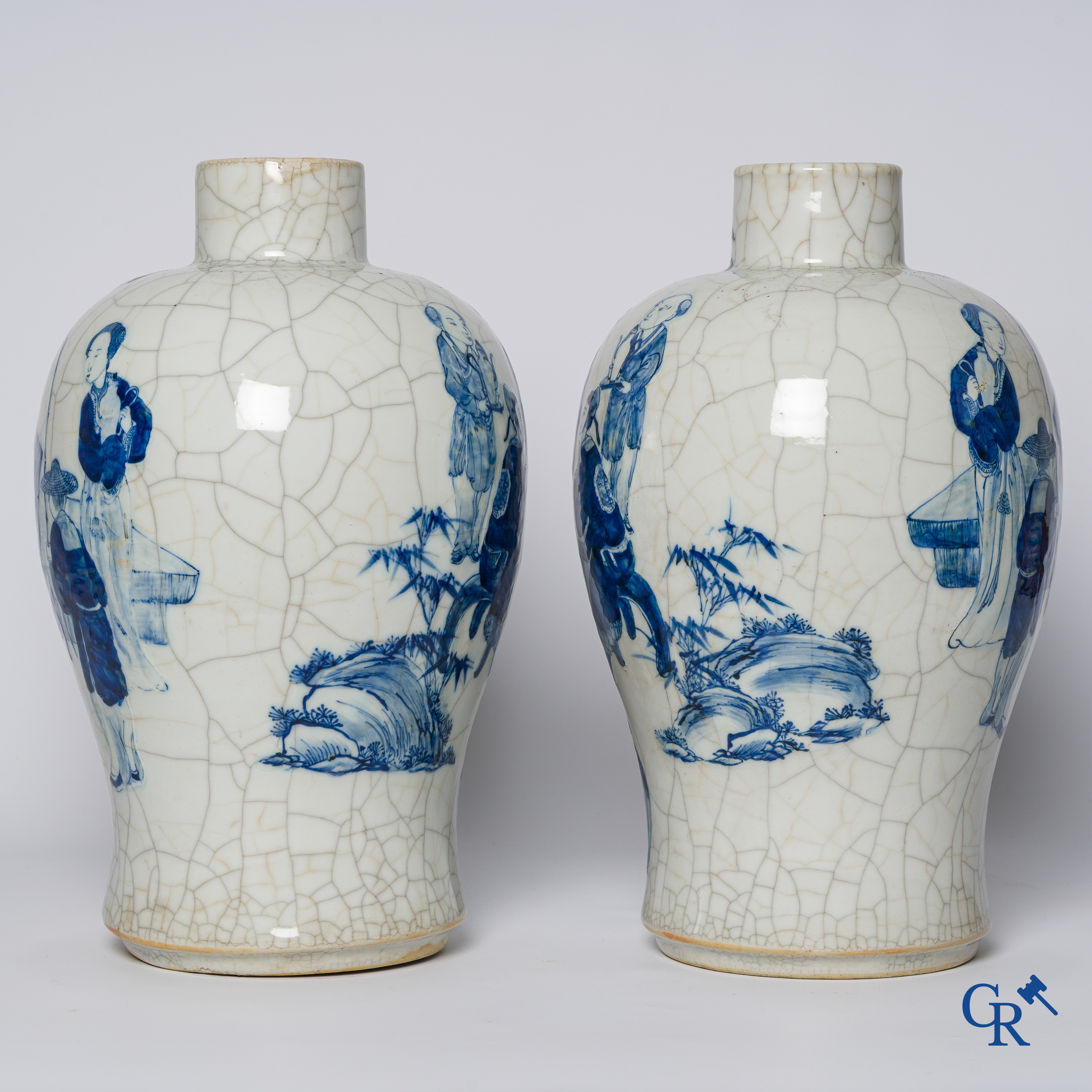 Art Asiatique. Porcelaine chinoise. Paire de vases en porcelaine à glaçure craquelée avec des scènes bleu-blanc. Chine, XIXème siècle.
