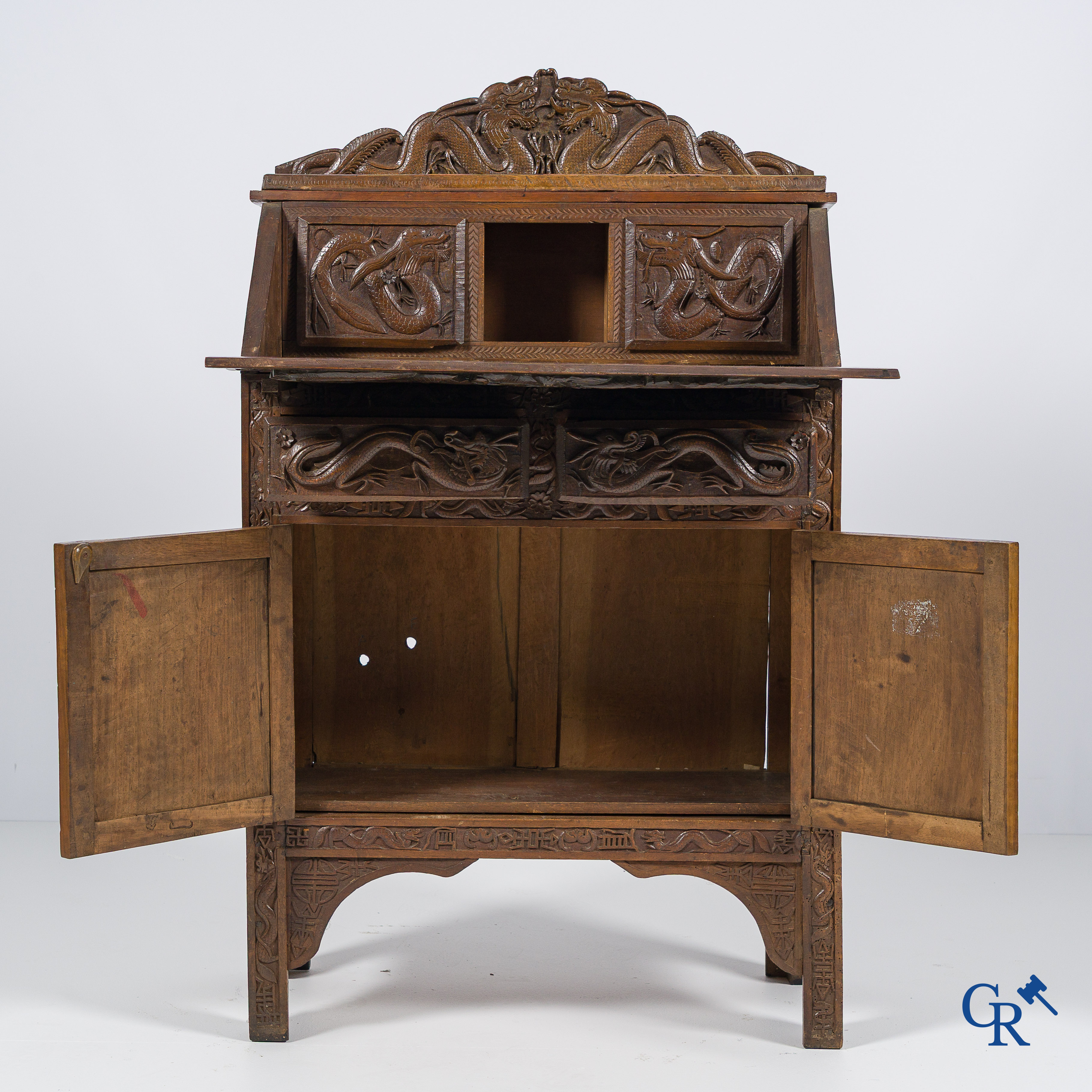 Hout gesculpteerde secretaire met drakenmotief. Eind 19e eeuw.