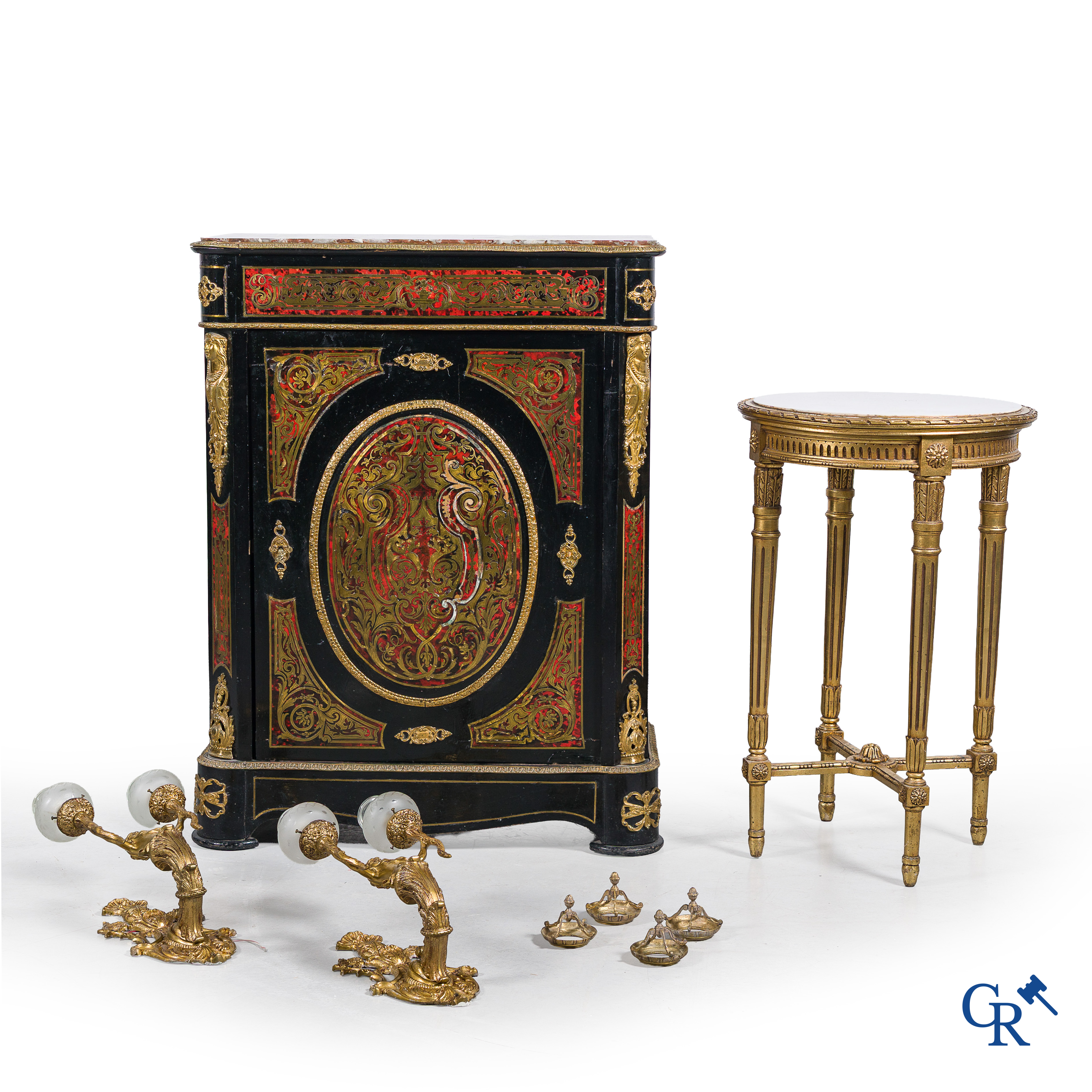 Kavel bestaande uit een Boulle-stijl kast, een vergulde LXVI-stijl geuridon en een paar grote bronzen applieken.