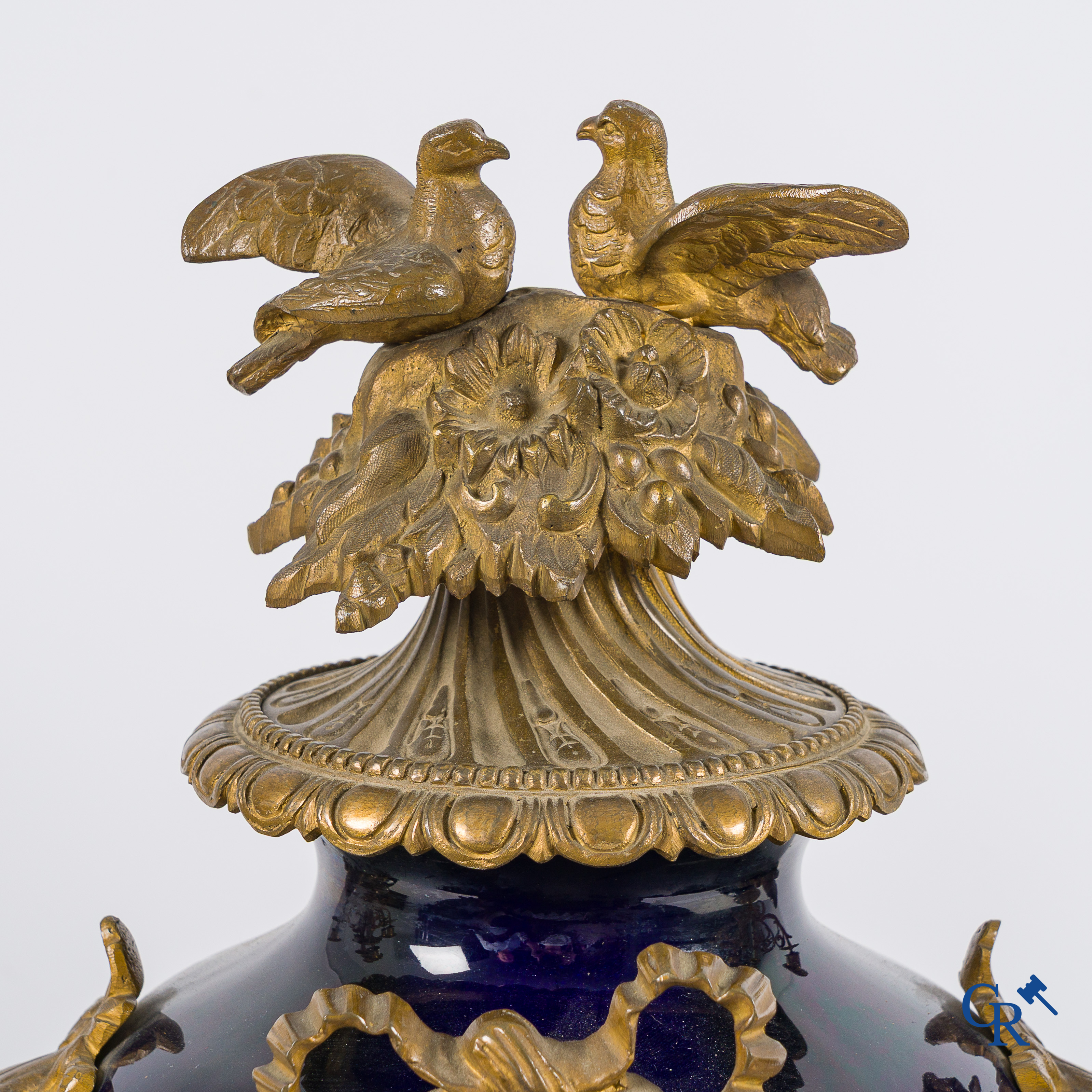 Luppens Bruxelles. 3-delige schouwgarnituur in brons en kobalt blauw porselein. Circa 1900.